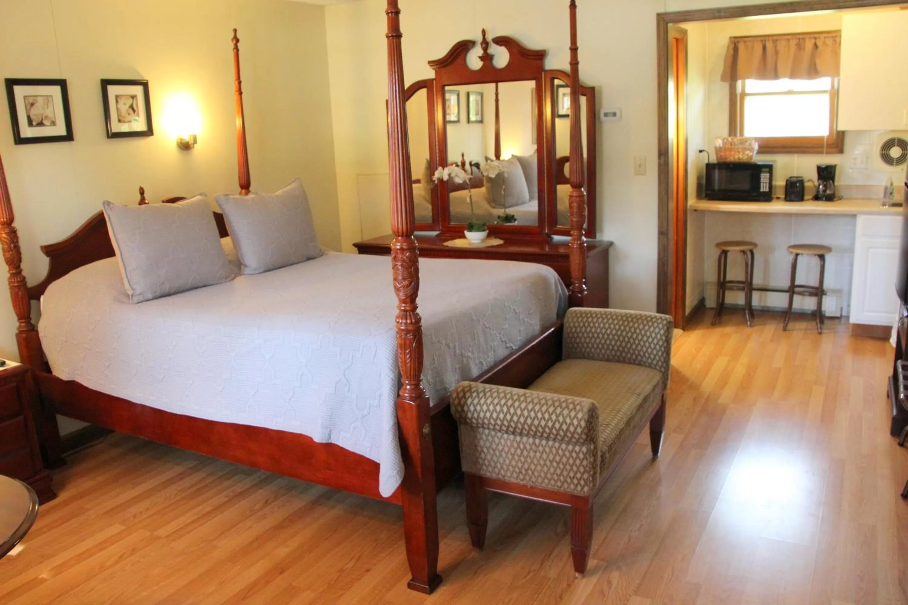 Bedroom, Bed in All Seasons Inn