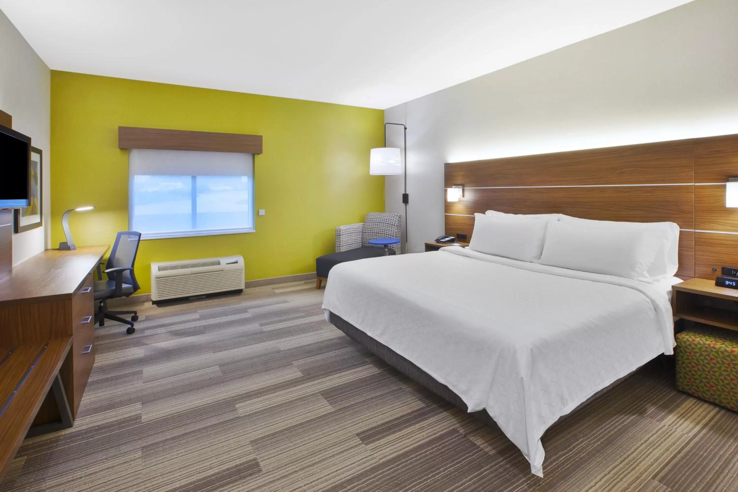 Photo of the whole room, Bed in Holiday Inn Express Rochester-Victor by IHG