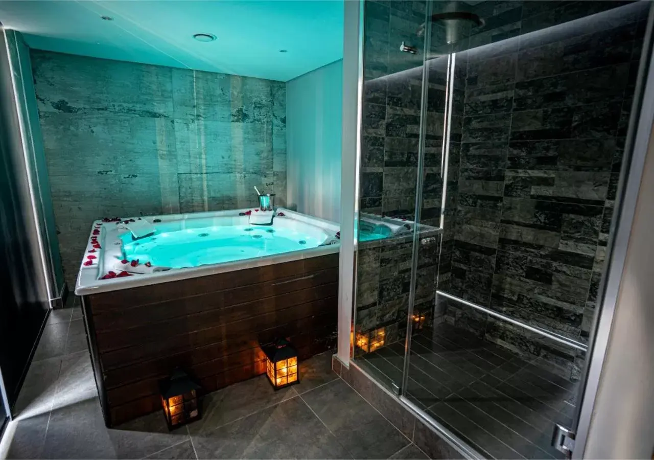 Hot Tub, Bathroom in The Catalyst Apartment Hotel by NEWMARK