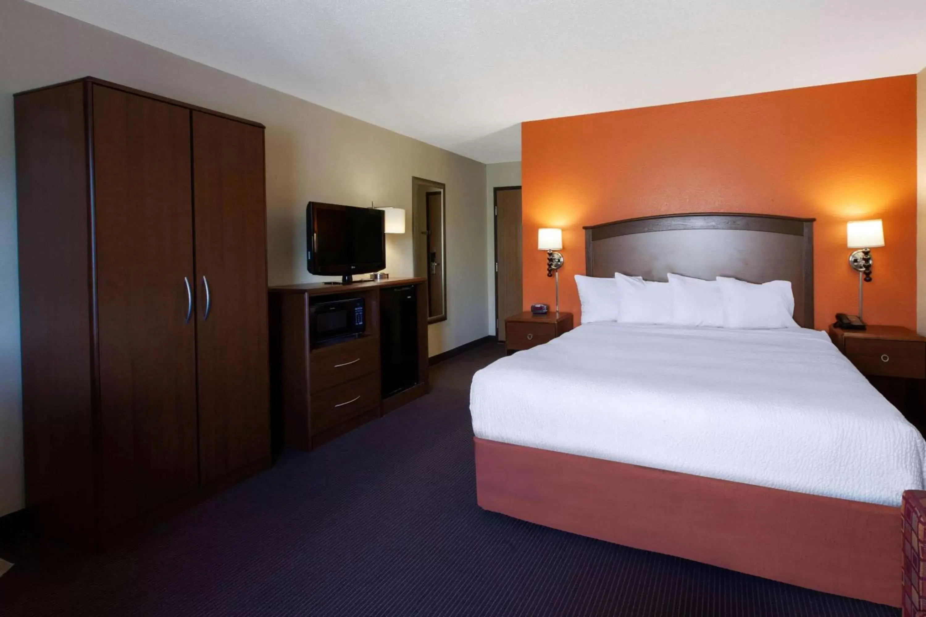 Photo of the whole room, Bed in AmericInn by Wyndham Iron River