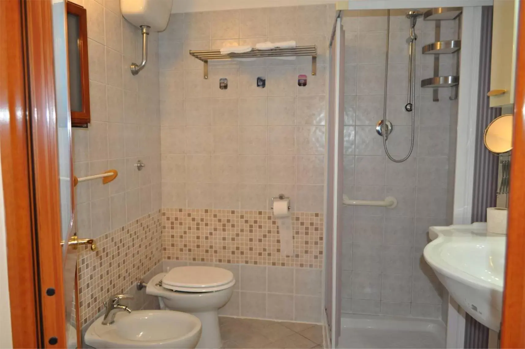 Shower, Bathroom in 7 Contrade