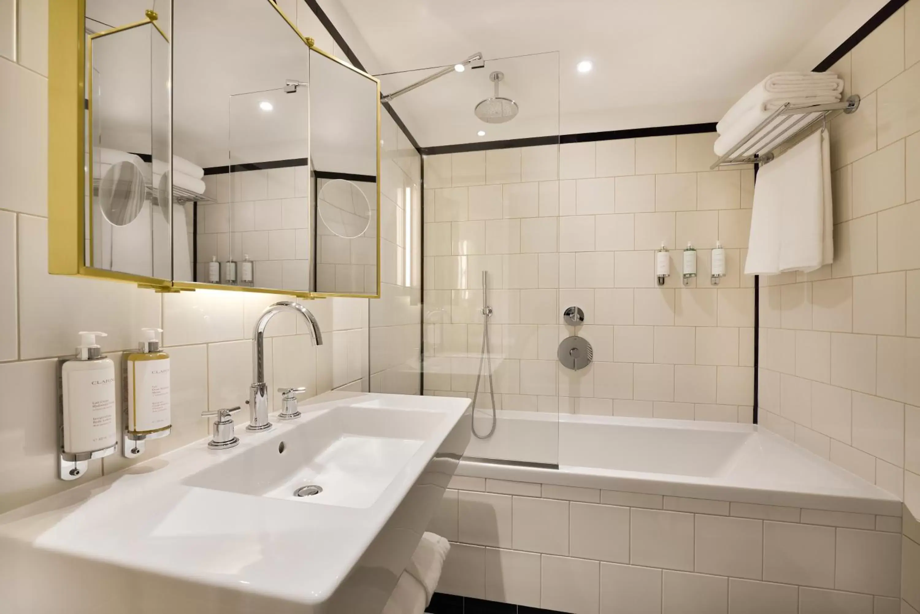 Bathroom in Hôtel l'Echiquier Opéra Paris - MGallery
