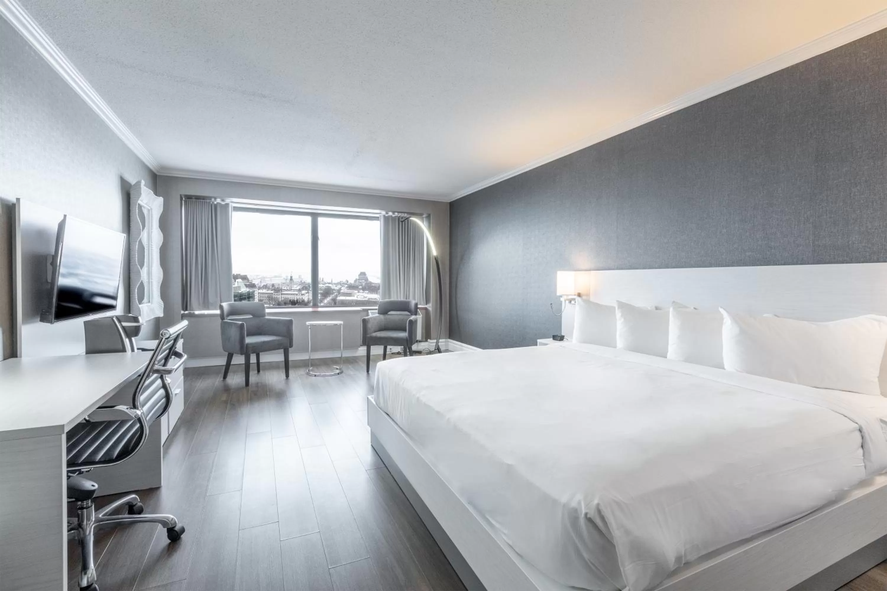 Photo of the whole room, Bed in Hôtel Le Concorde Québec