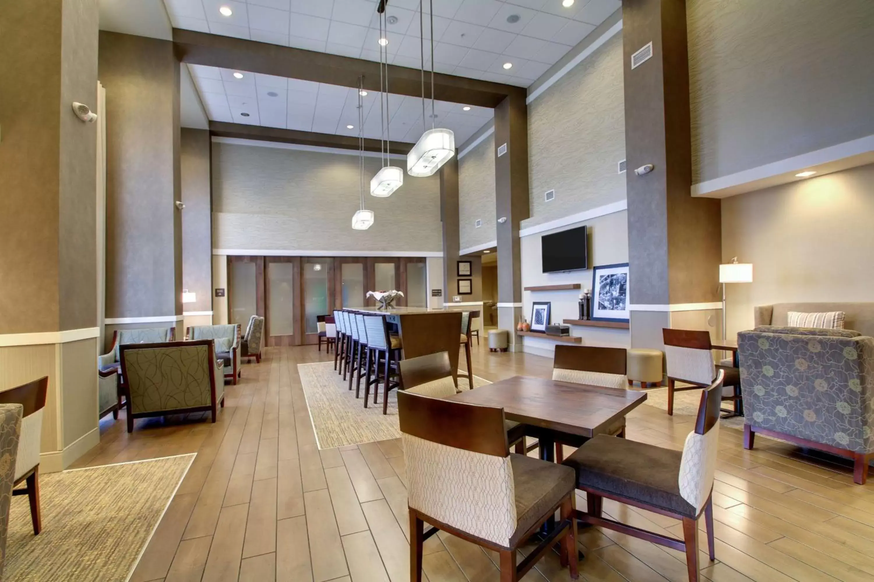 Breakfast, Restaurant/Places to Eat in Hampton Inn & Suites Milwaukee West