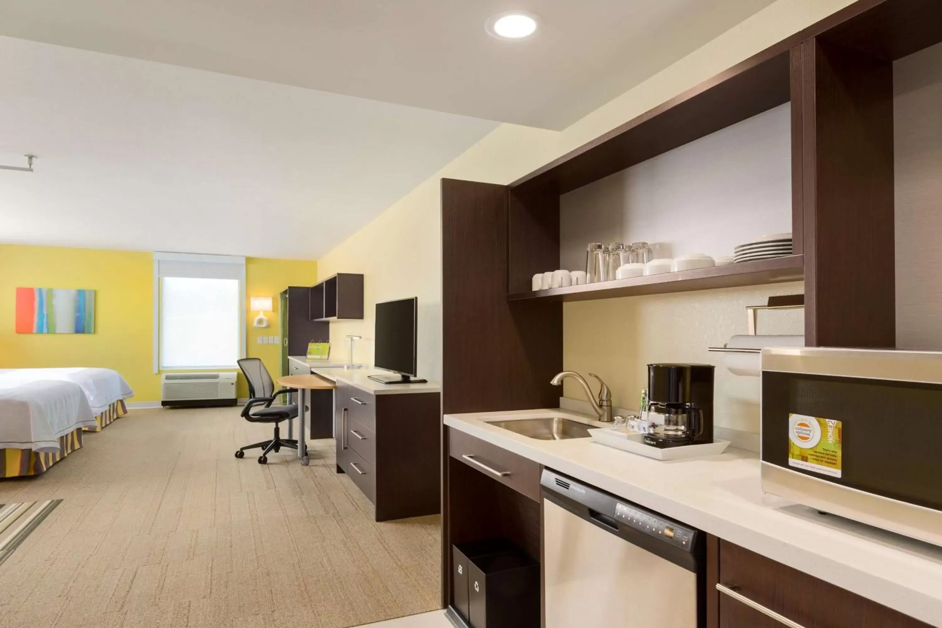 Bedroom, Kitchen/Kitchenette in Home2 Suites By Hilton Youngstown