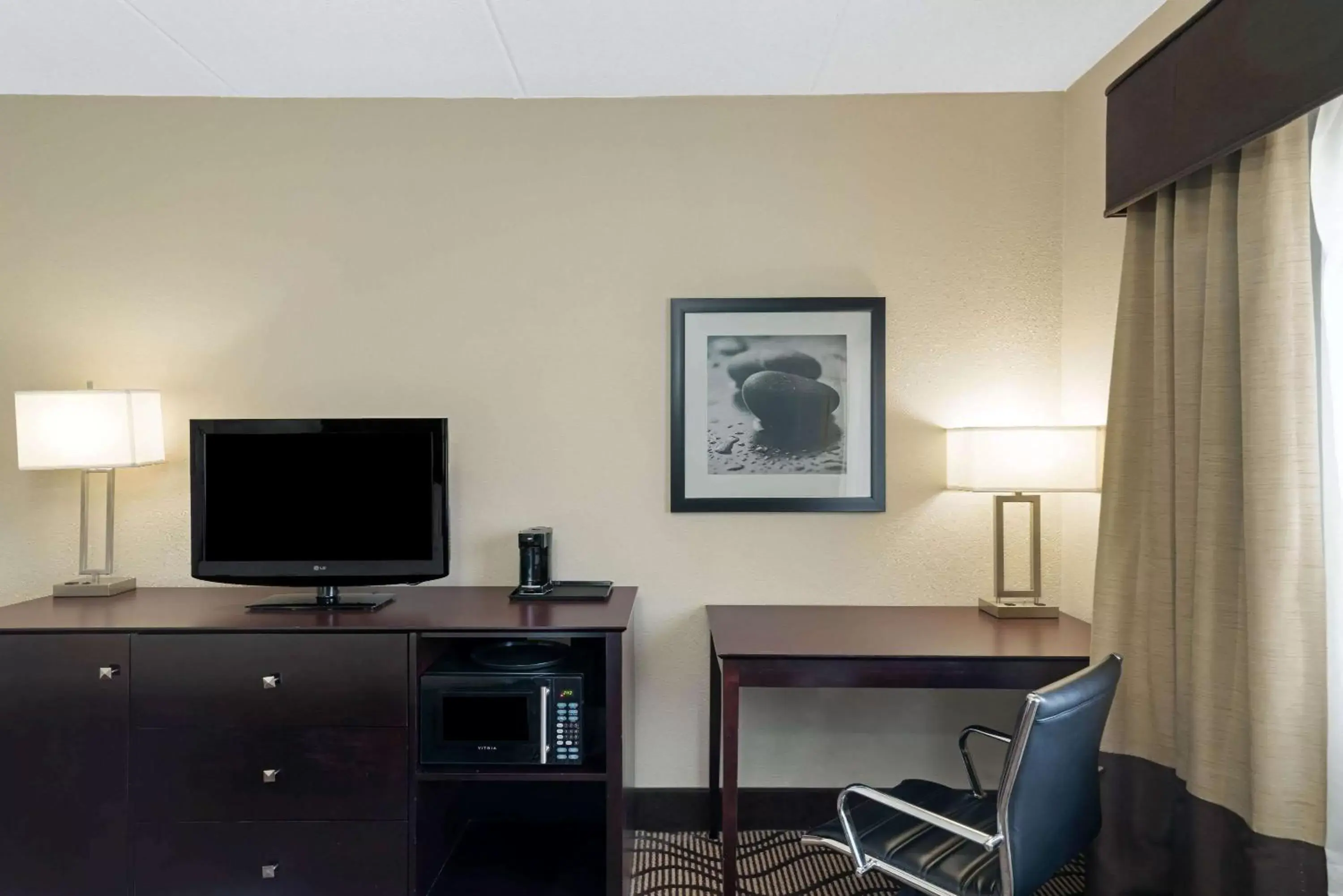 Photo of the whole room, TV/Entertainment Center in La Quinta by Wyndham Knoxville Airport