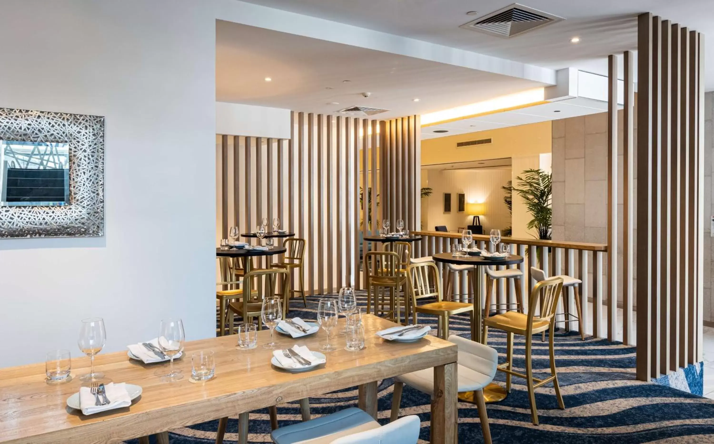 Lounge or bar, Restaurant/Places to Eat in Hilton Surfers Paradise Hotel & Residences