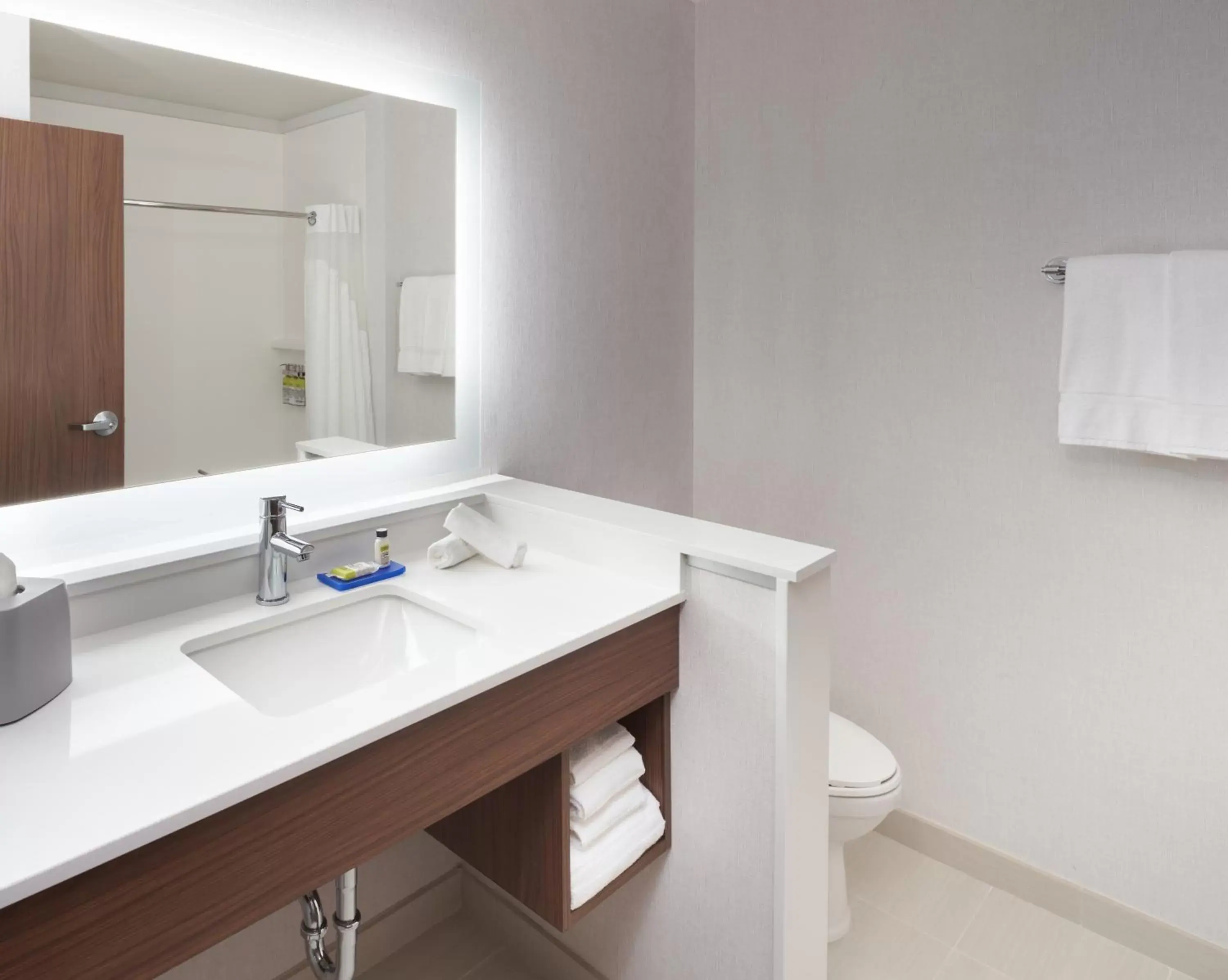 Photo of the whole room, Bathroom in Holiday Inn Express Doral Miami, an IHG Hotel