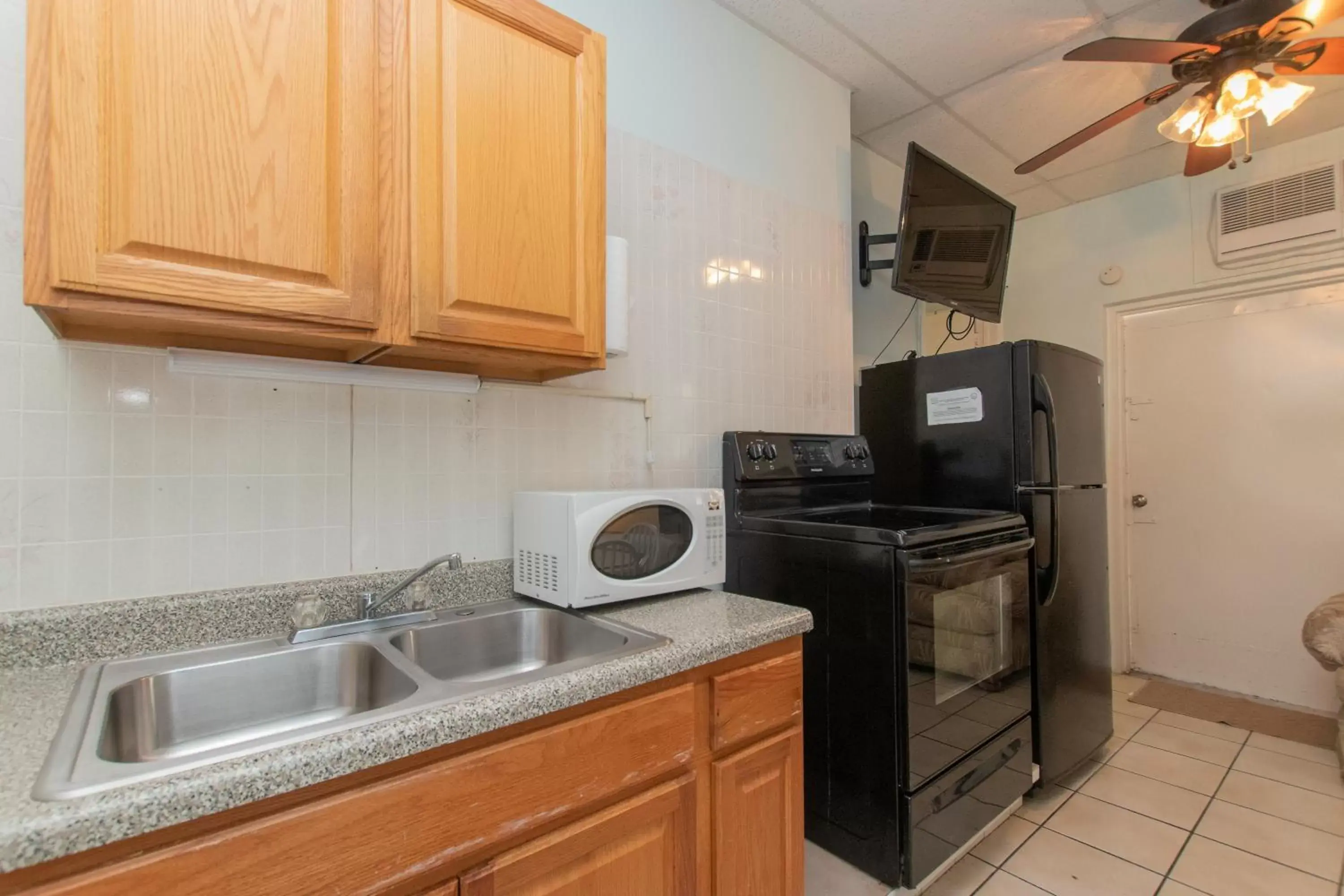 Kitchen or kitchenette, Kitchen/Kitchenette in Sunset Cove Beach Resort