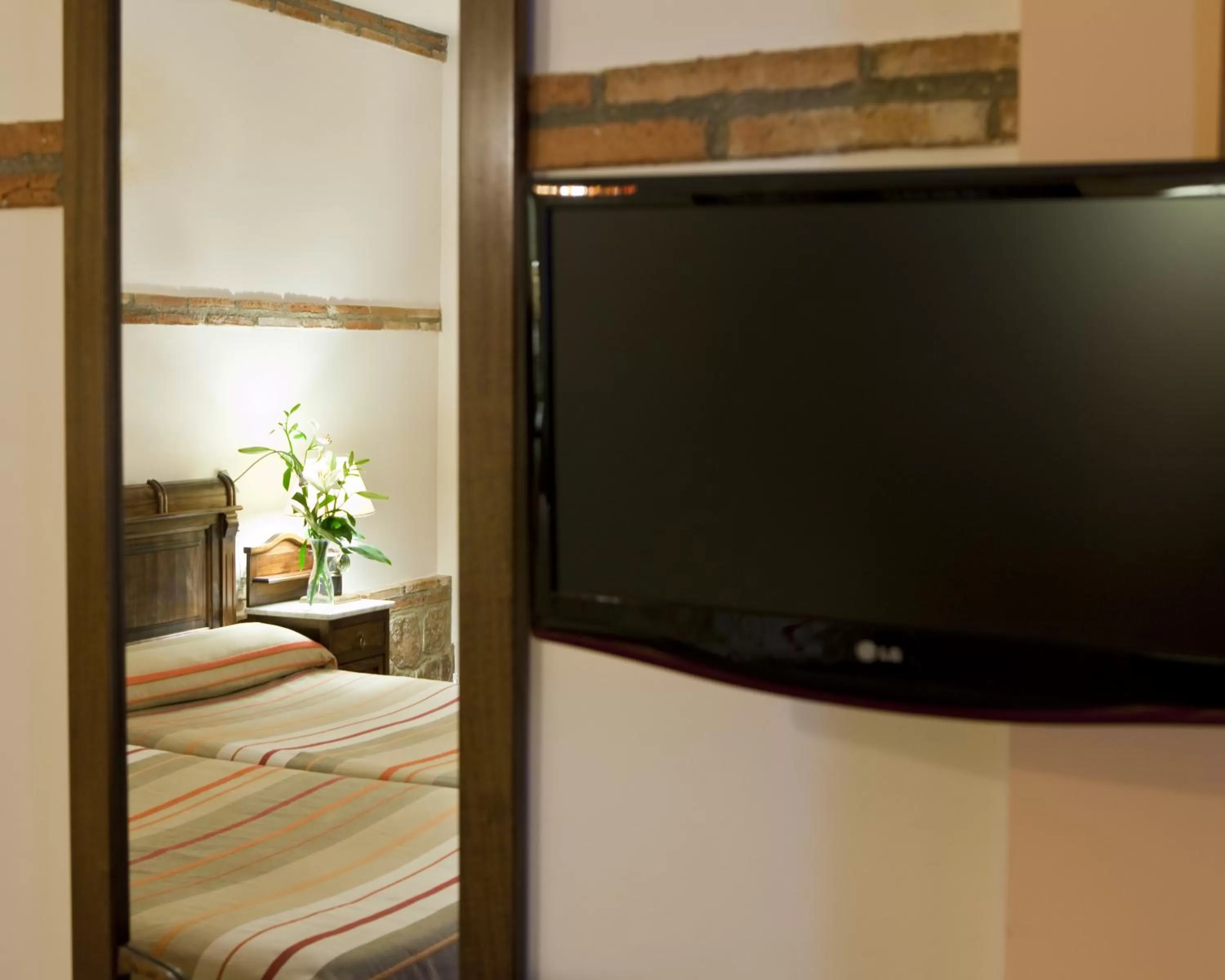 Decorative detail, TV/Entertainment Center in Hotel Boutique La Morada de Juan de Vargas