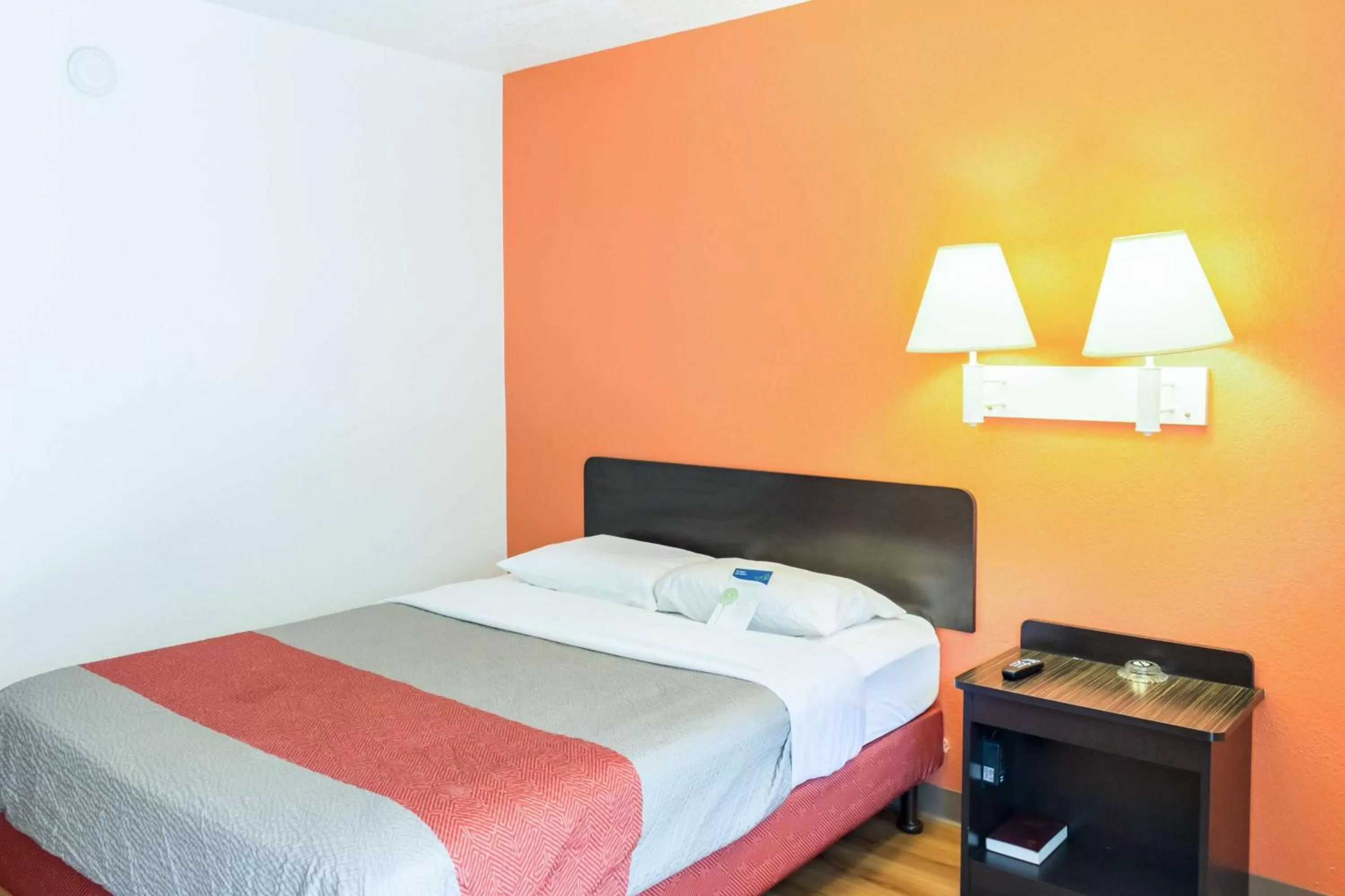 TV and multimedia, Bed in Motel 6-Bakersfield, CA - East