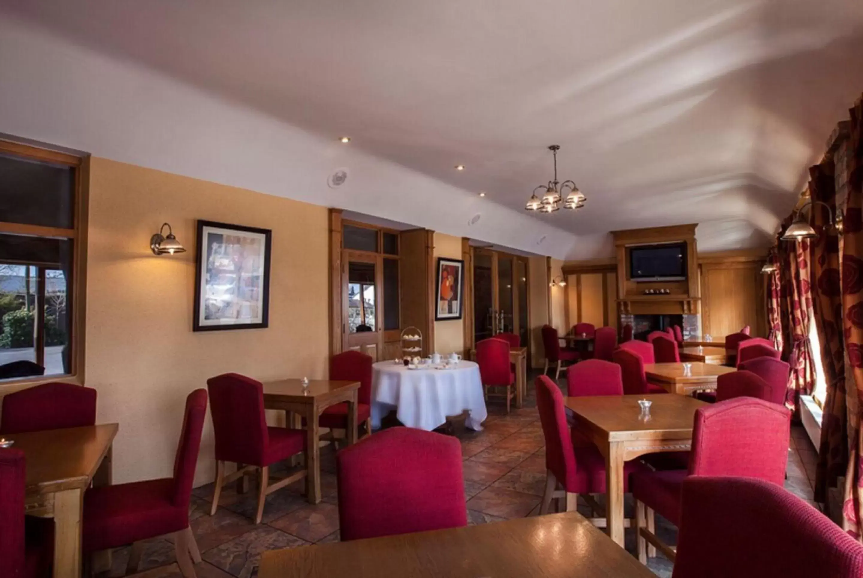 Restaurant/Places to Eat in Castle Arch Hotel