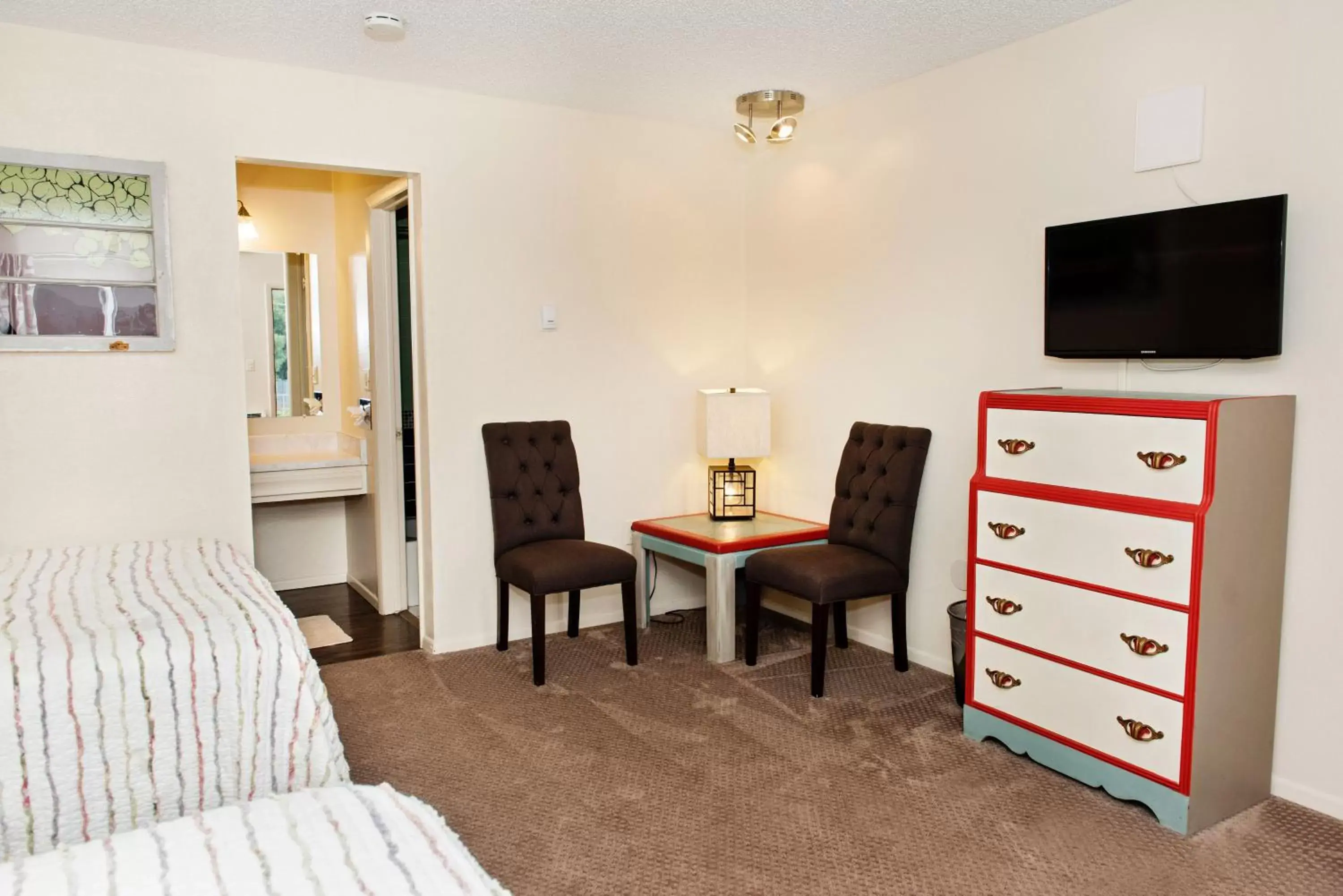 Bedroom, Seating Area in Red Wing Motel