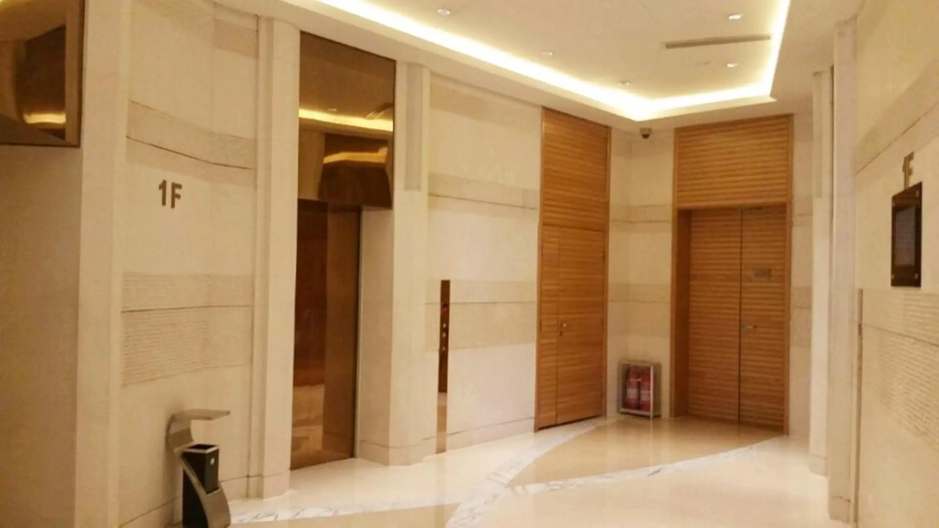 Lobby or reception in Holiday Inn Qingdao City Center, an IHG Hotel - Shopping MALL