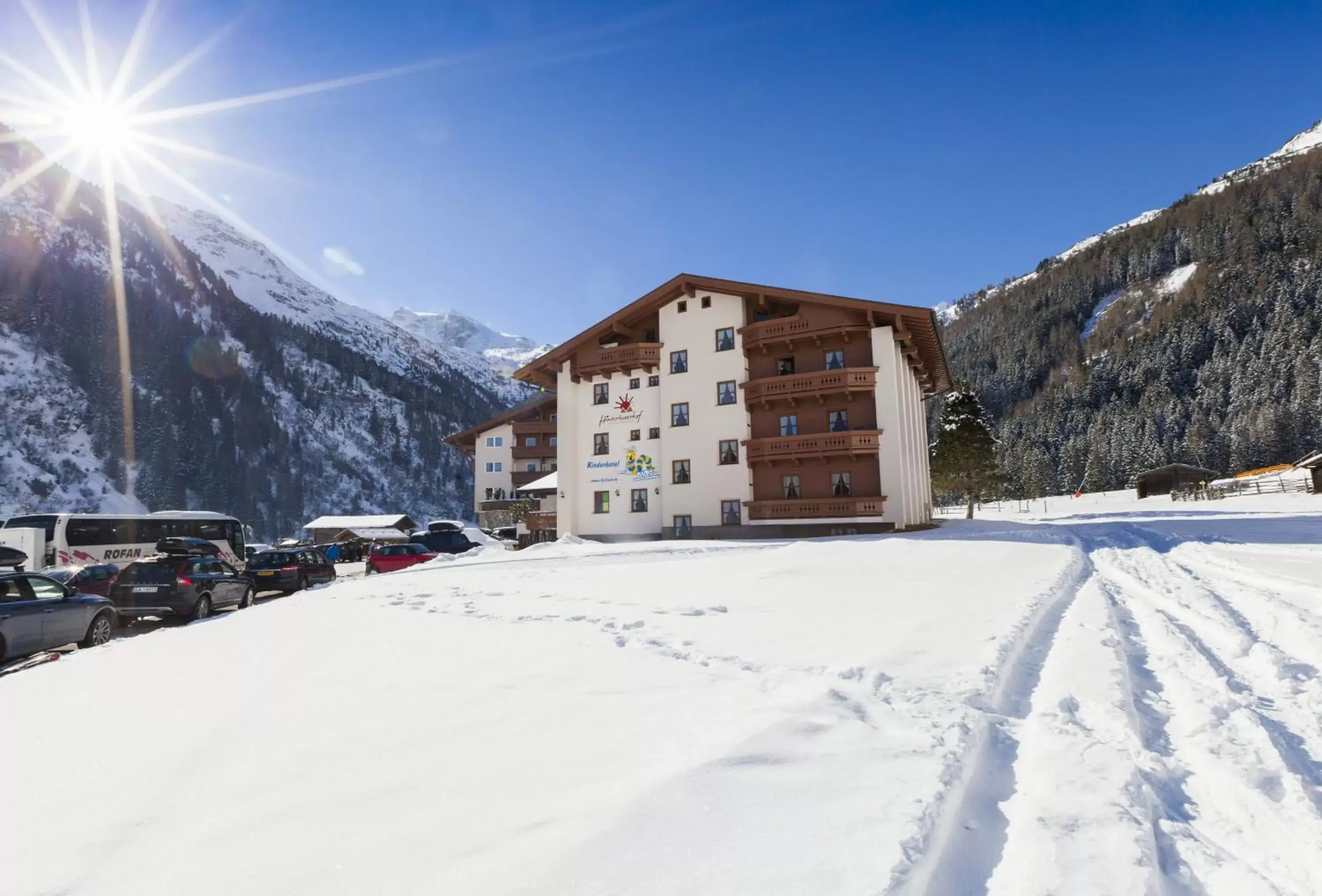 Facade/entrance, Winter in Kinder- & Gletscherhotel Hintertuxerhof