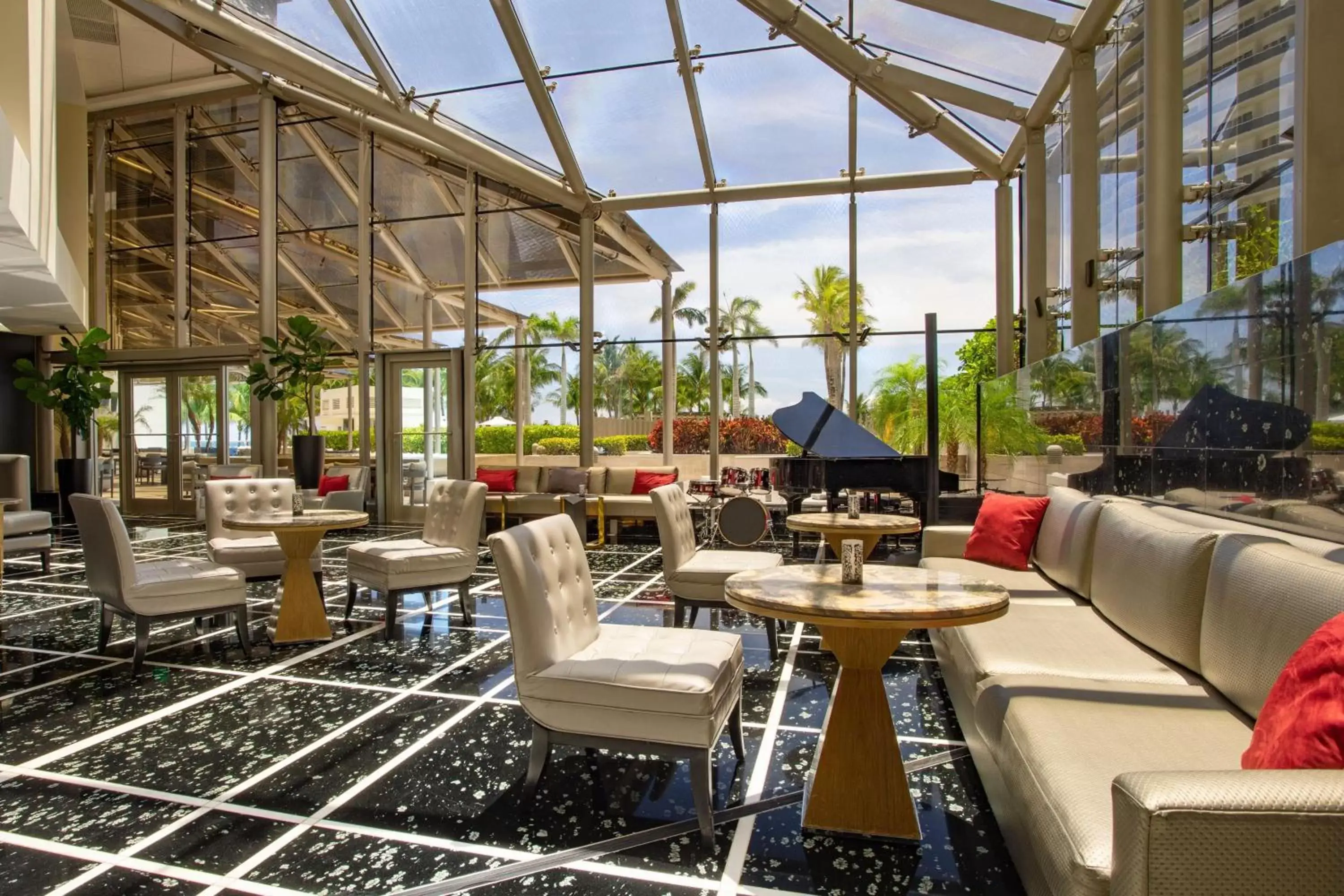 Lounge or bar in The St Regis Bal Harbour Resort