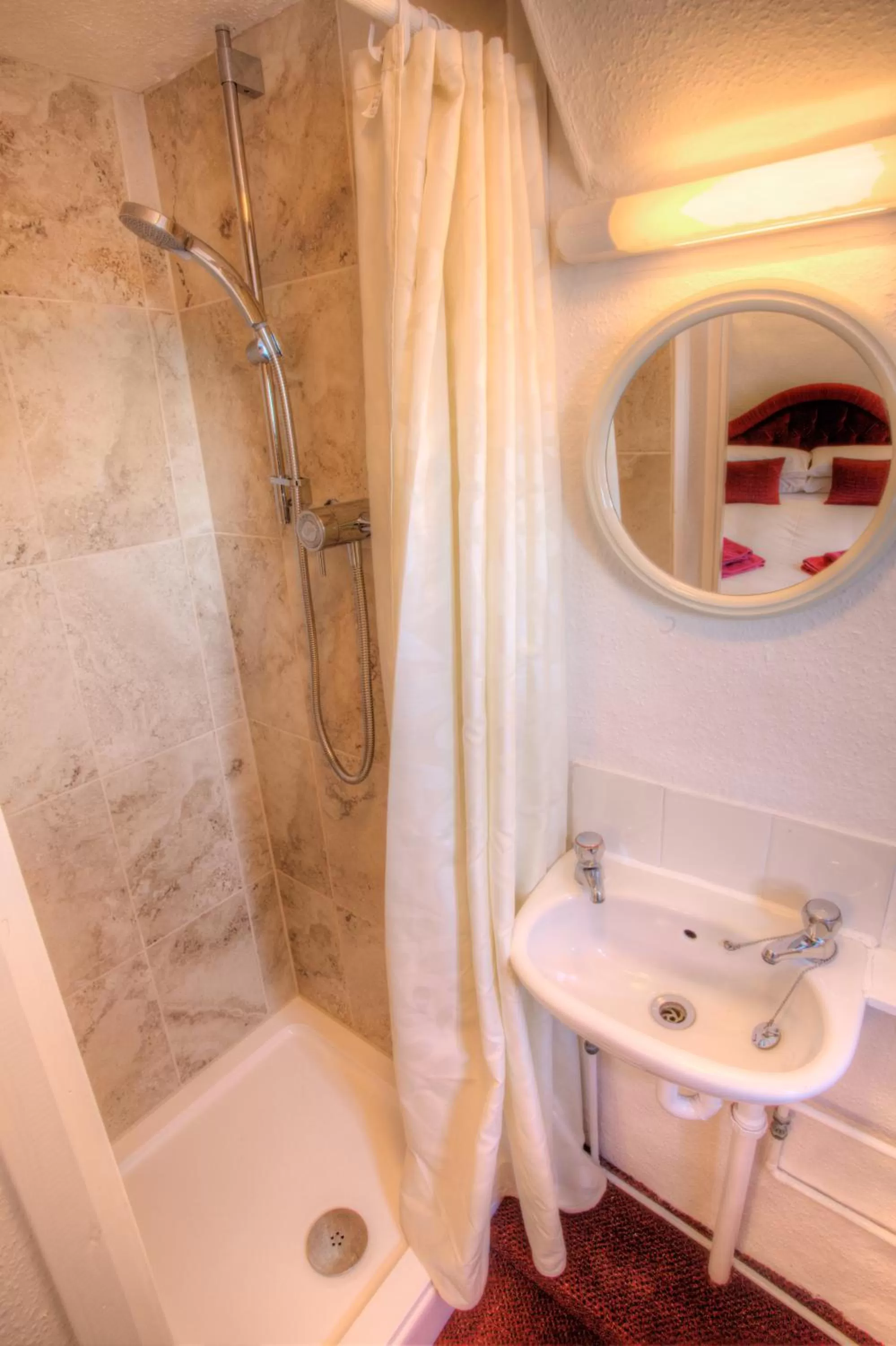 Bathroom in Kings Arms Hotel