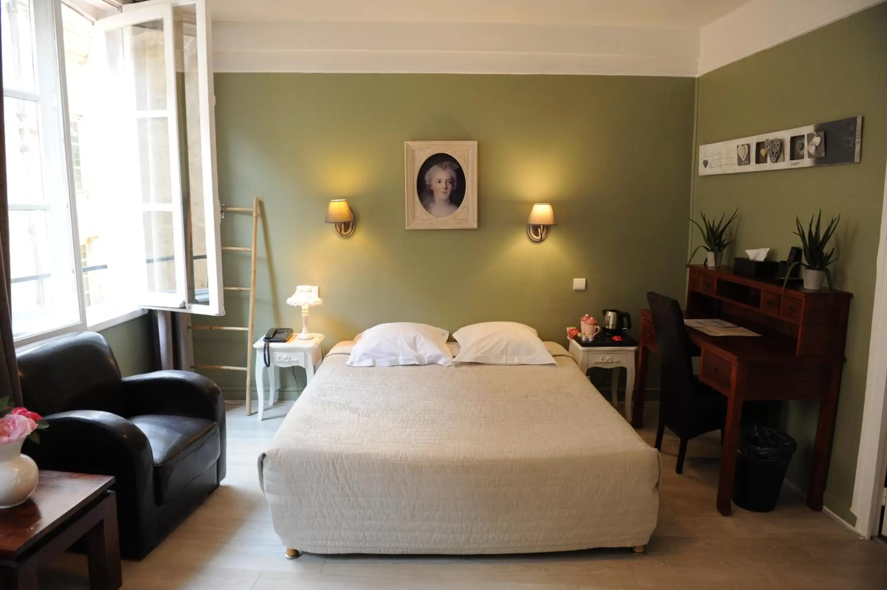 Photo of the whole room, Bed in Hôtel De La Cathédrale