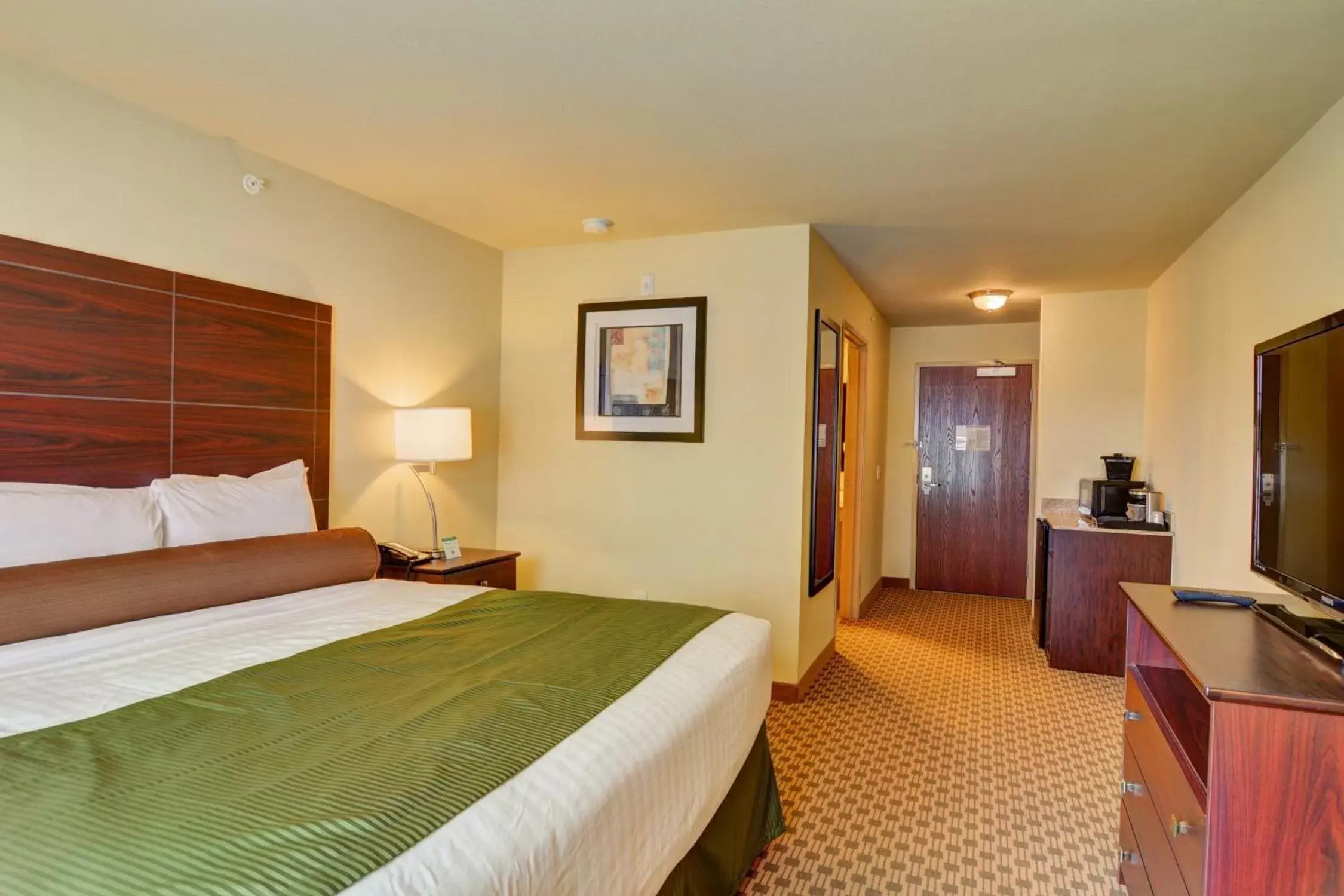 Bedroom, Bed in Cobblestone Hotel & Suites - Punxsutawney