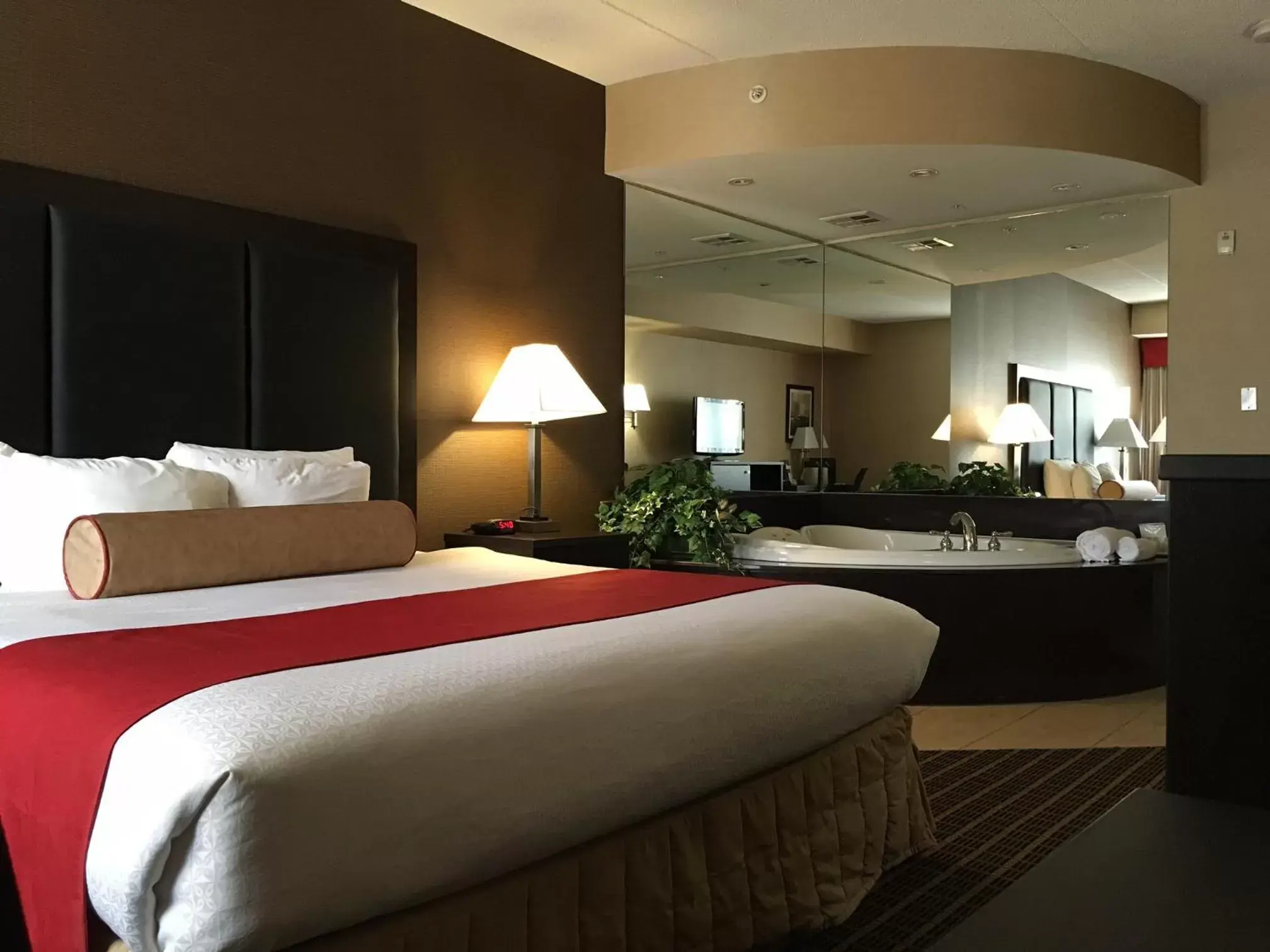 Bed in Best Western Plus Burlington Inn & Suites