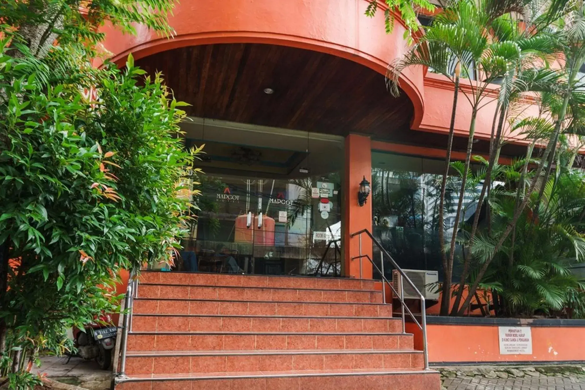 Facade/entrance in RedDoorz @ Jalan Jaksa Facade/entrance in RedDoorz @ Jalan Jaksa