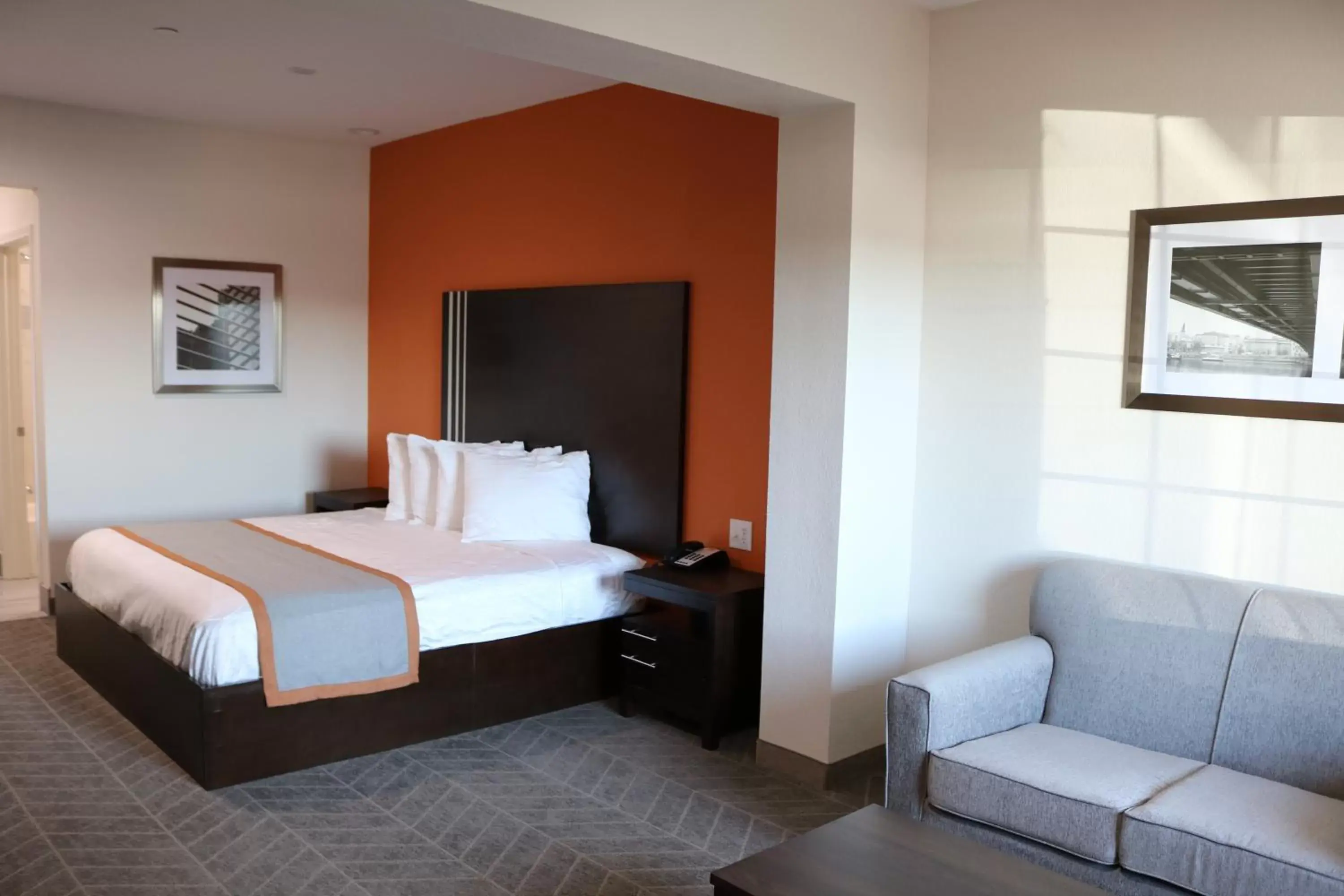 Photo of the whole room, Bed in Scottish Inn & Suites - IAH Airport