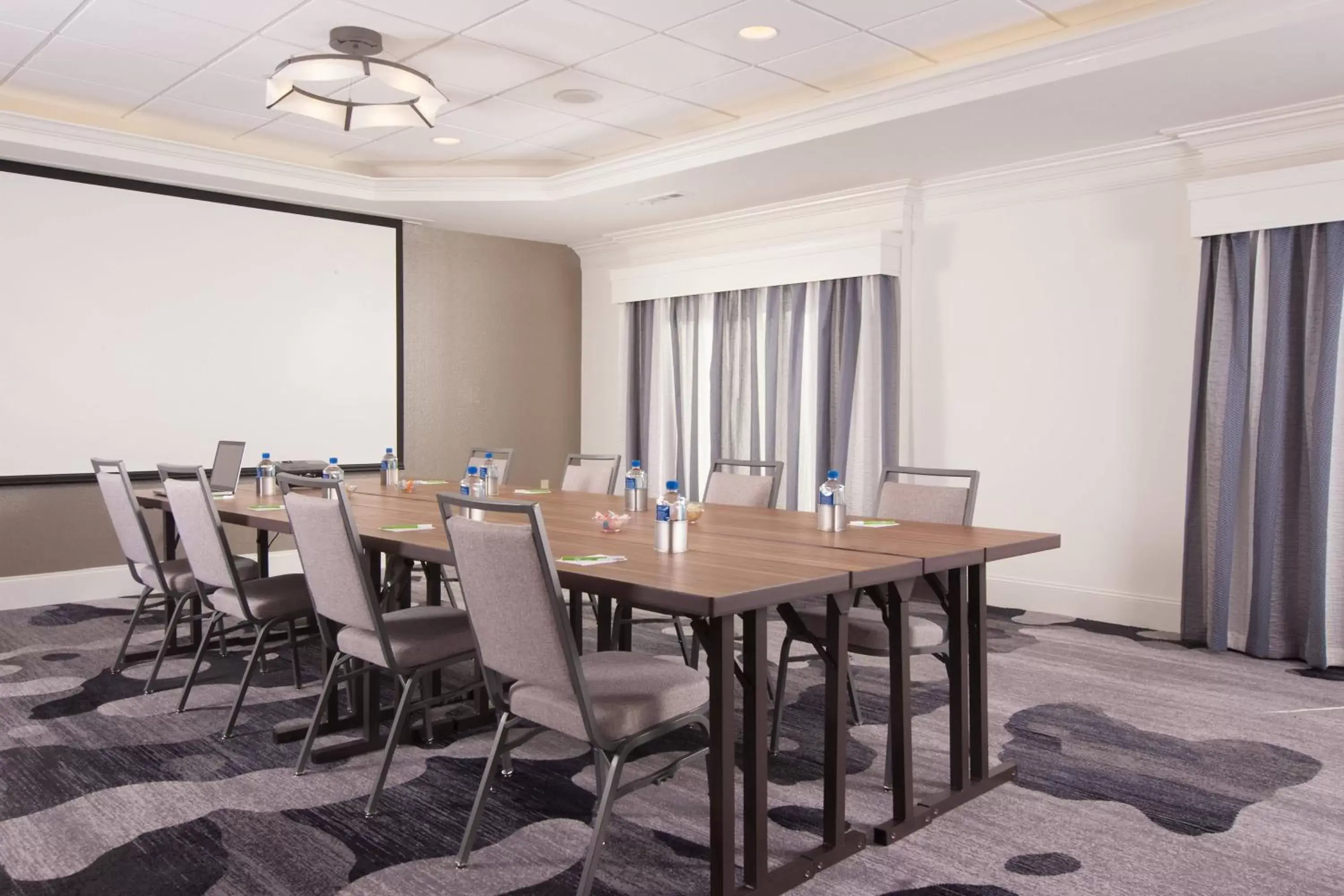 Meeting/conference room in Courtyard Charleston Waterfront