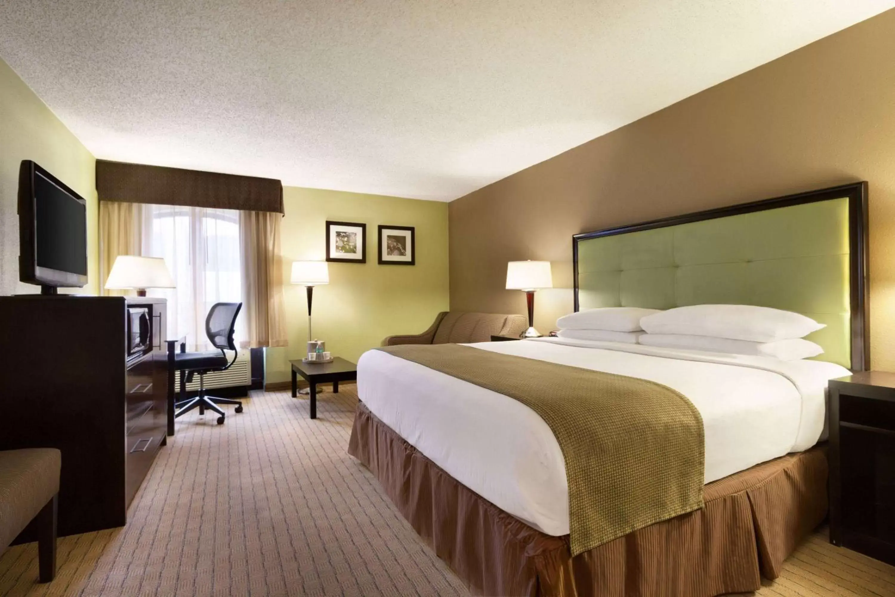 Photo of the whole room, Bed in Days Inn by Wyndham Baltimore Inner Harbor