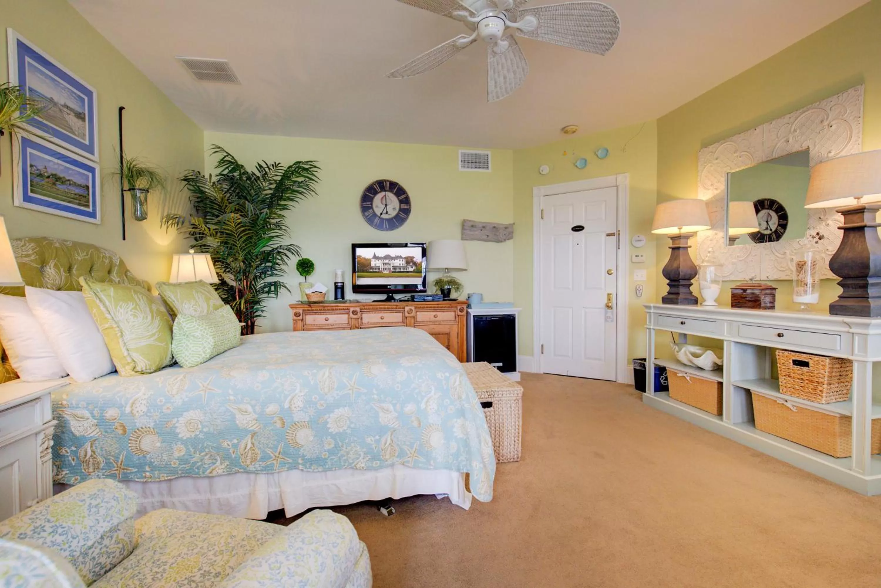 King Room with Balcony in The Hewitt Wellington Hotel