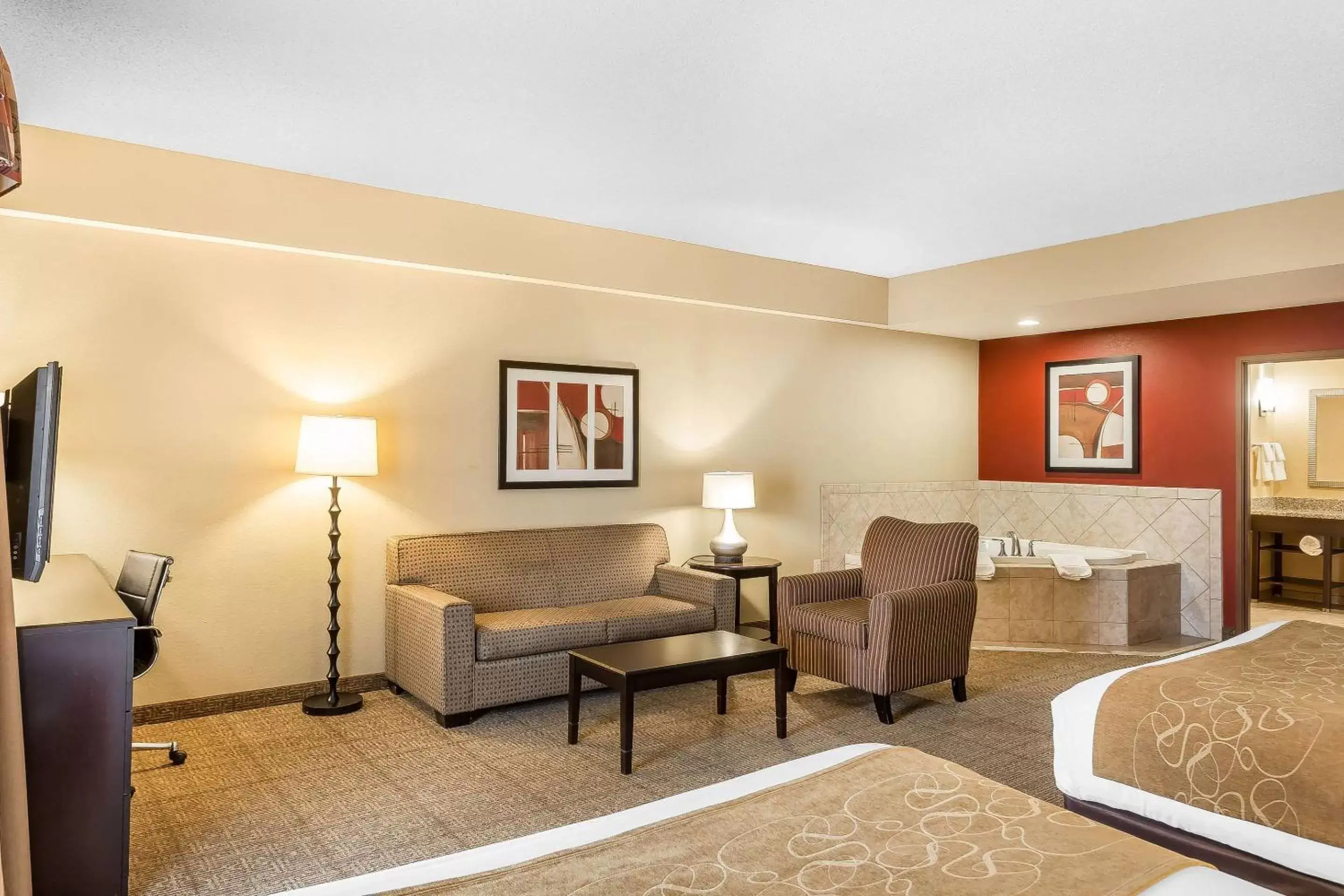 Bedroom, Seating Area in Comfort Suites Charleston West Ashley