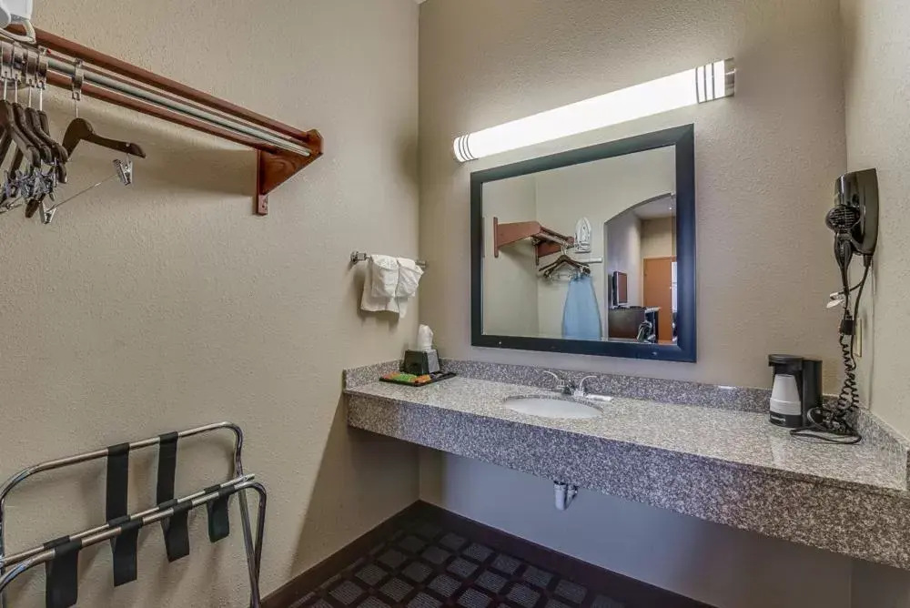 Bathroom in Executive Inn & Suites Cushing