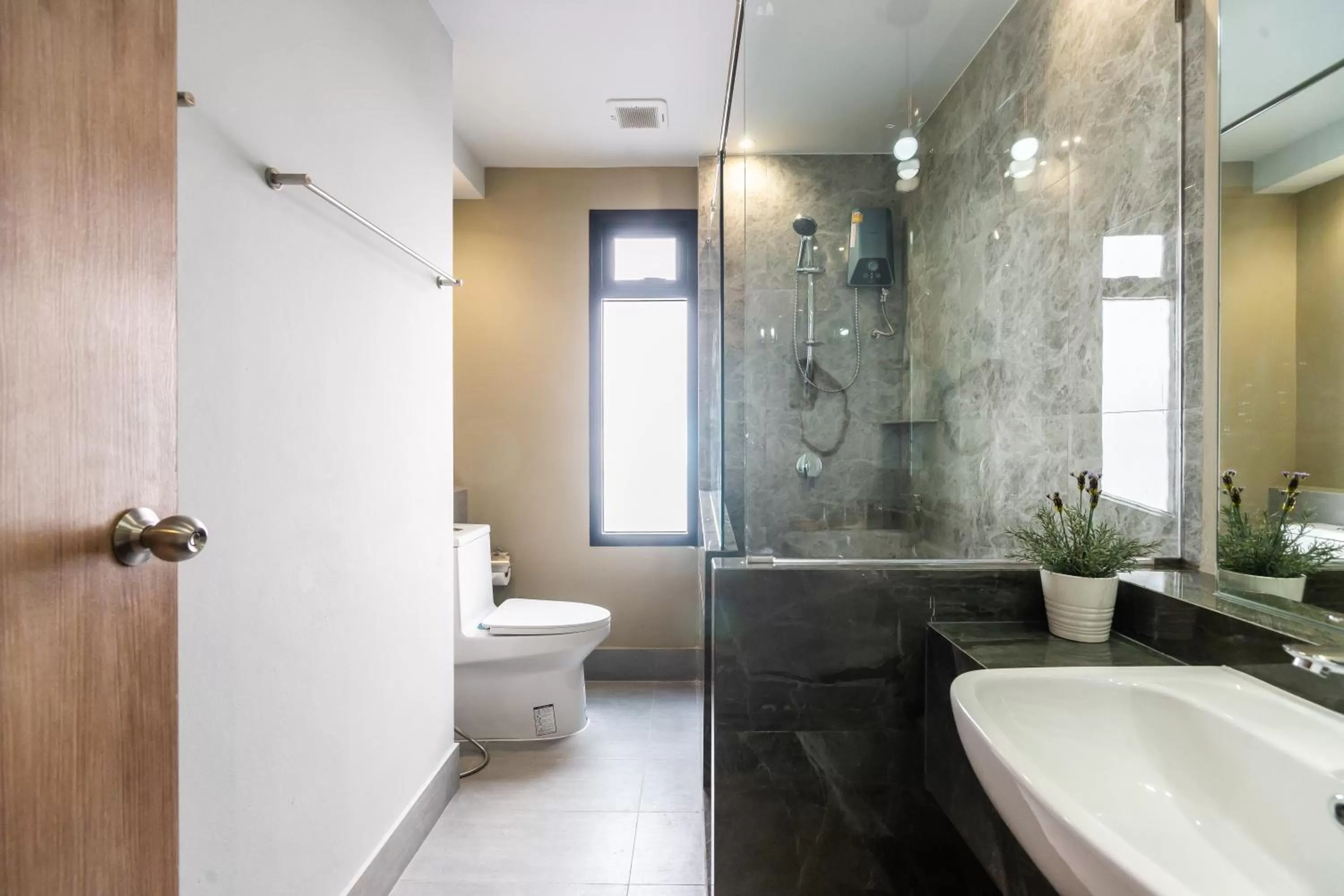 Bathroom in Hi Sotel Victory Monument