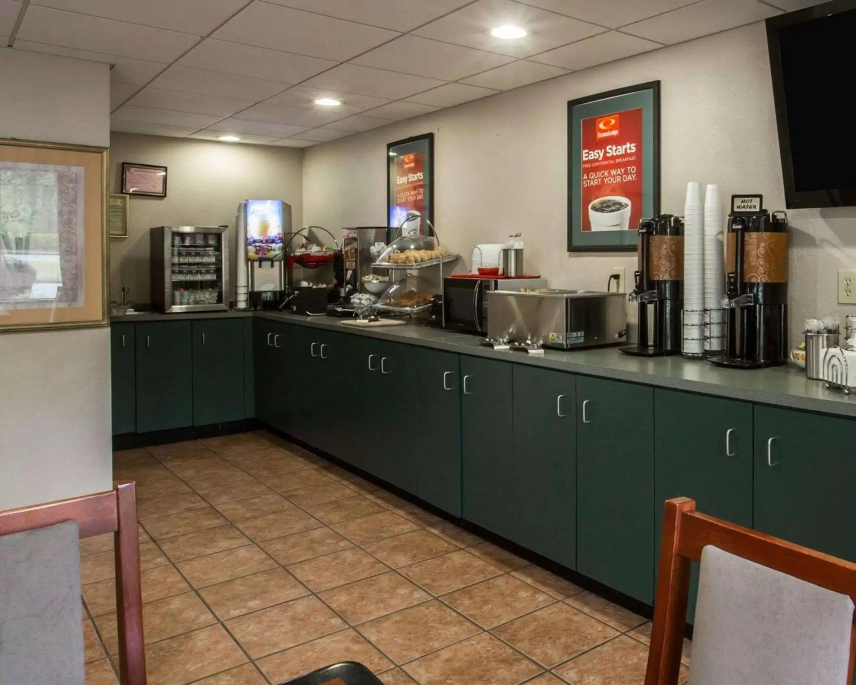Restaurant/Places to Eat in Econo Lodge Inn & Suites At Fort Moore