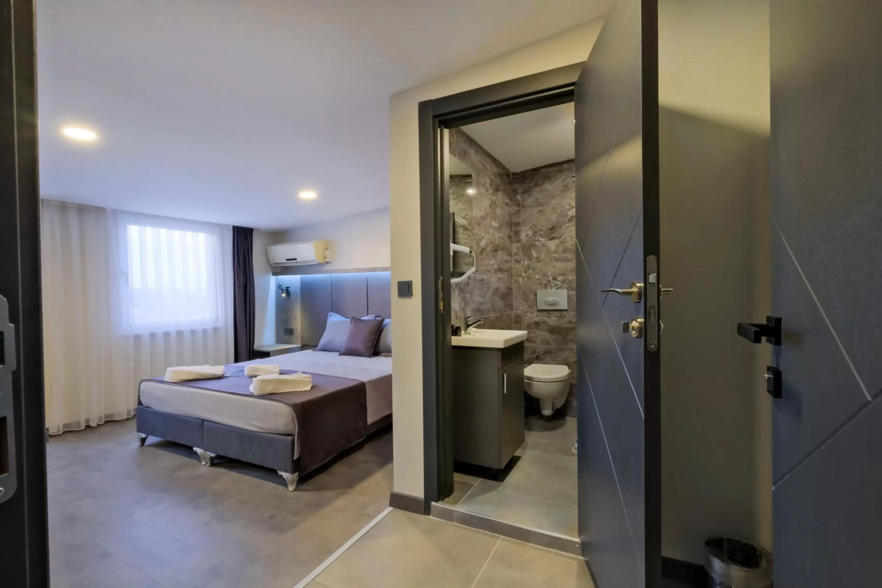 Photo of the whole room, Bed in The Queen Hotel