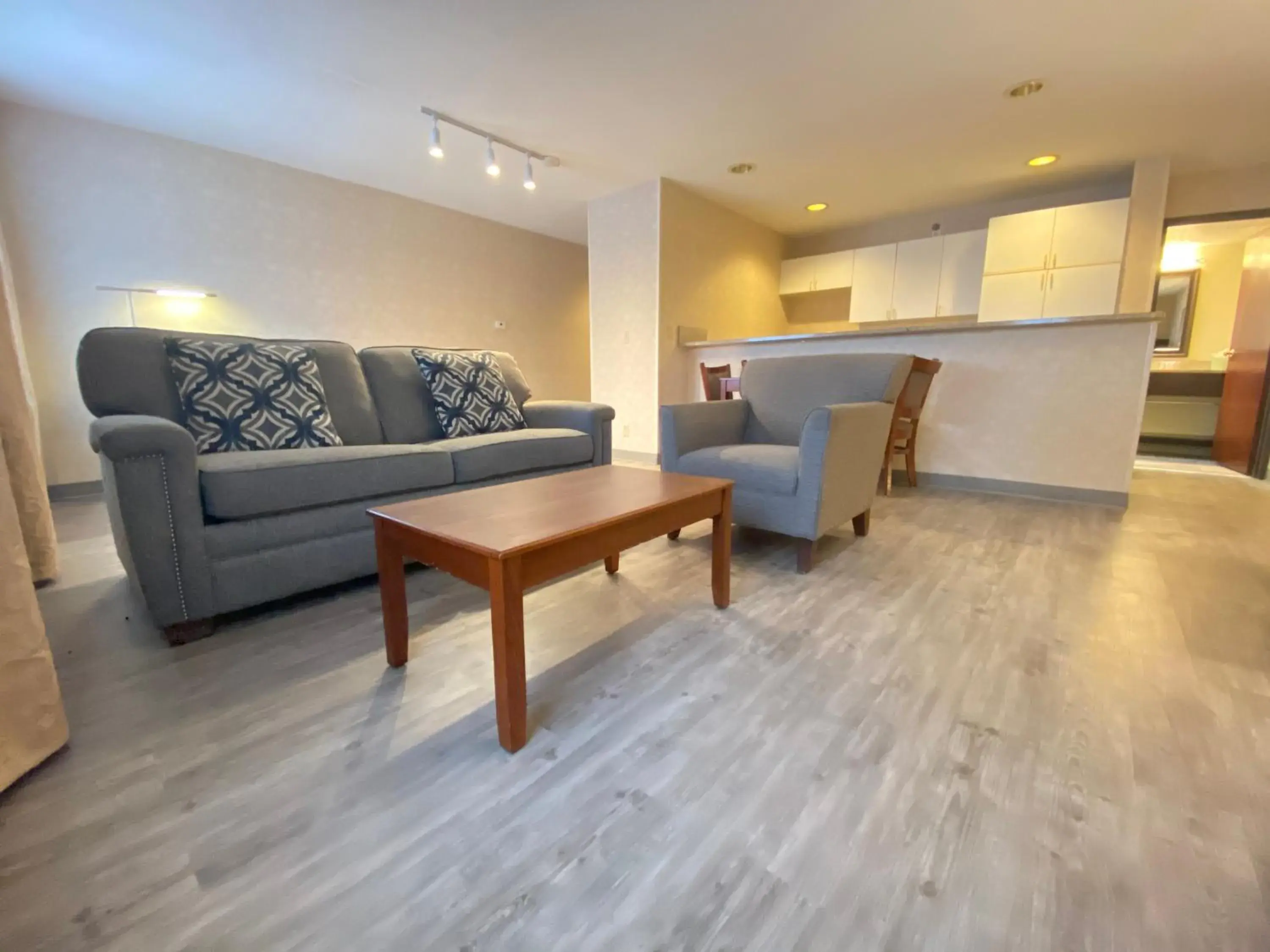 Kitchen or kitchenette, Seating Area in Wyndham Garden Grand Rapids Airport