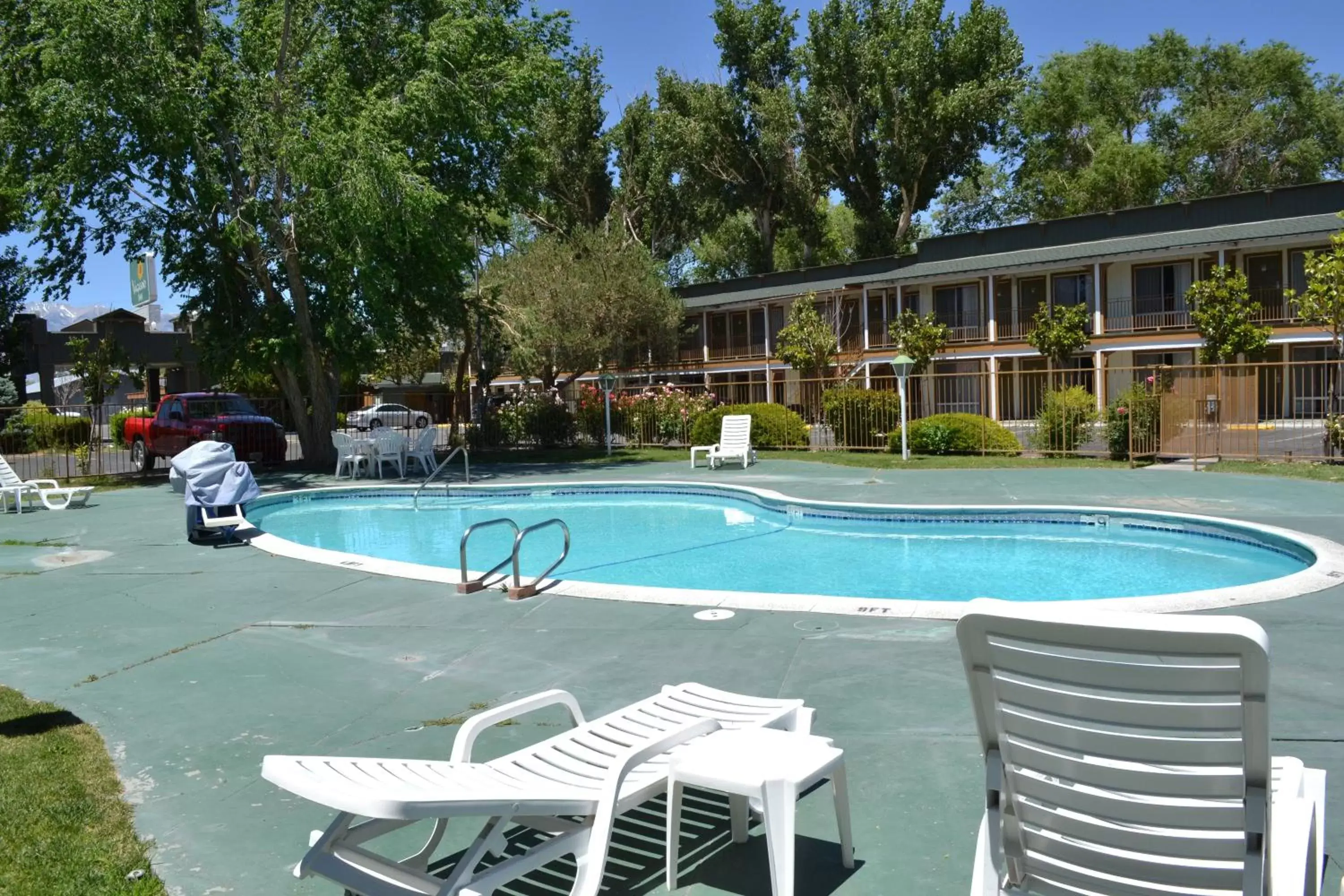 Swimming pool in Vagabond Inn Bishop Swimming pool in Vagabond Inn Bishop