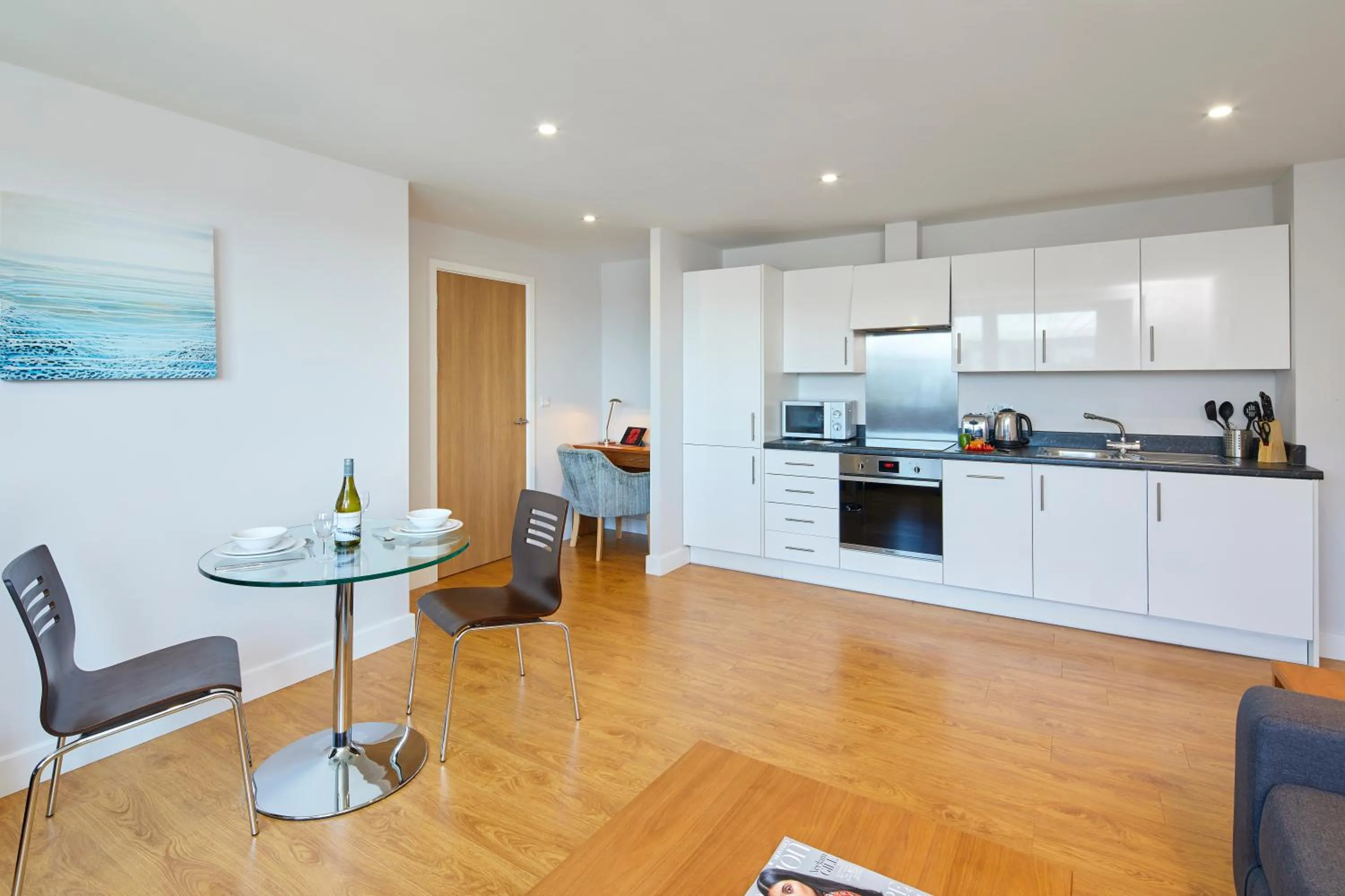 Kitchen or kitchenette in HQ Aparthotel Farnborough