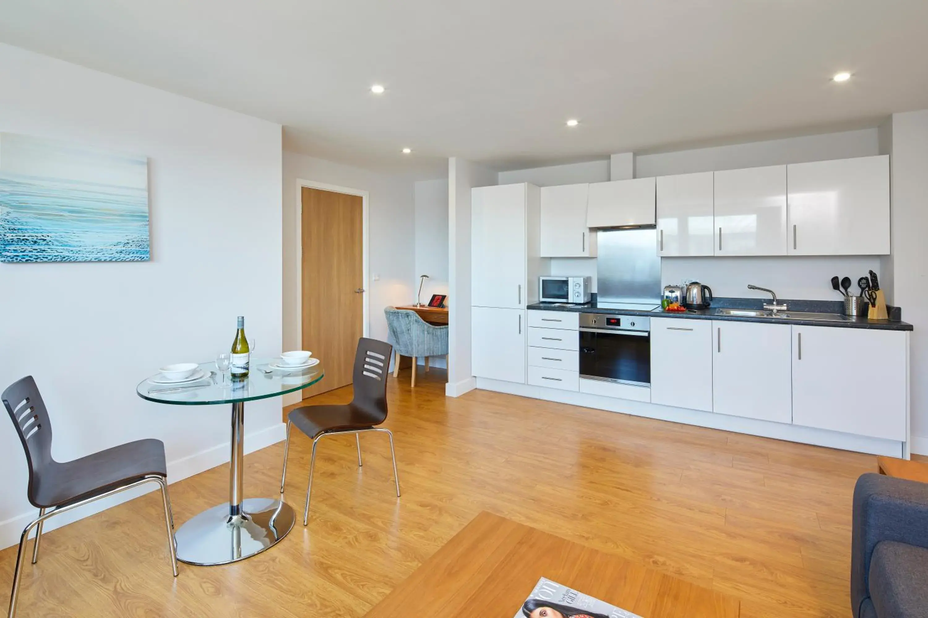 Kitchen or kitchenette in SACO Aparthotel Farnborough