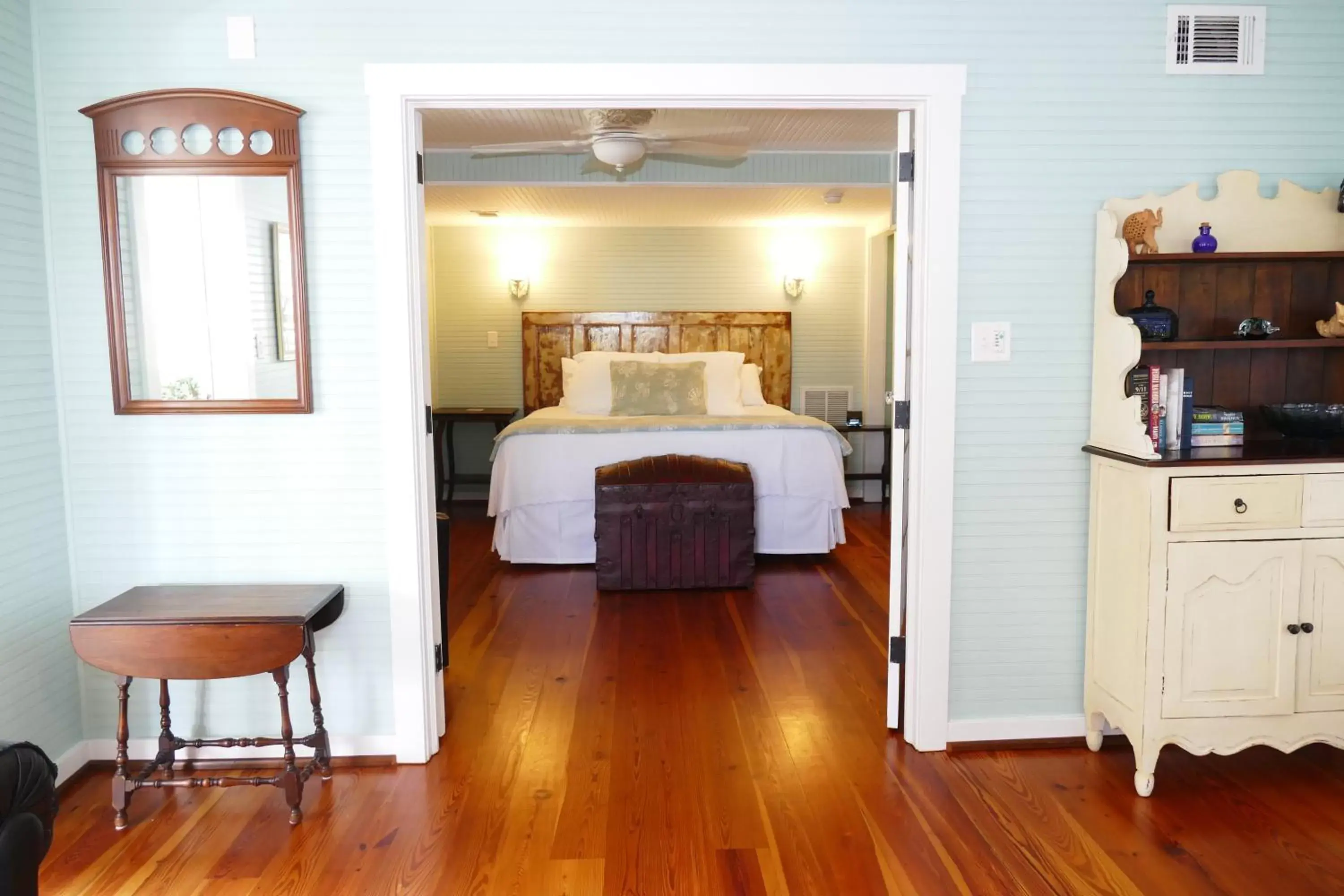 Photo of the whole room, Bed in Beachview Inn and Spa