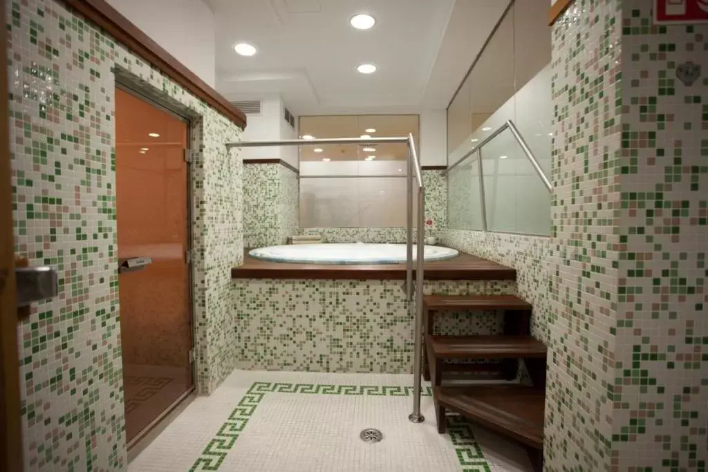 Hot Tub, Bathroom in Bordoy Continental Palma