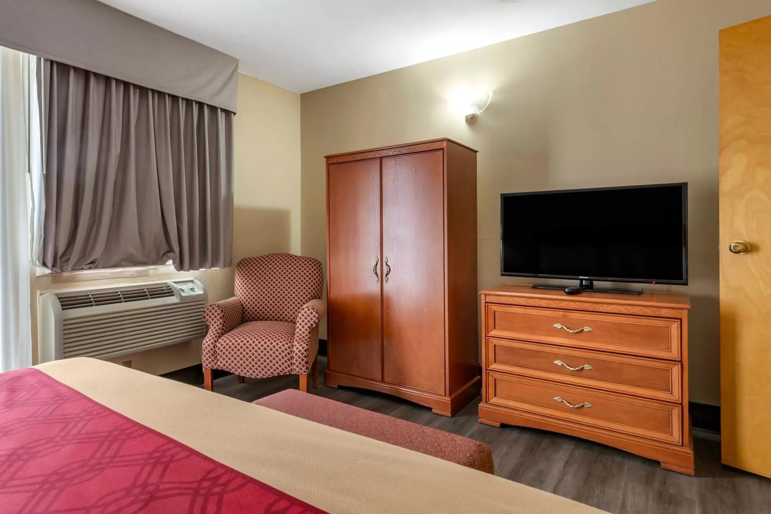 Bed, TV/Entertainment Center in Econo Lodge & Suites Southern Pines