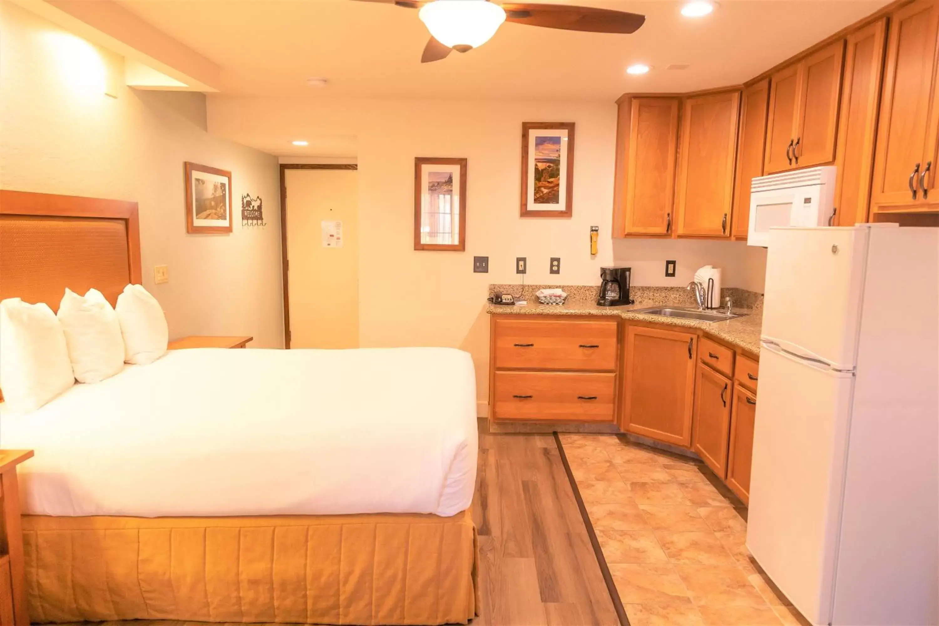 Bed, Kitchen/Kitchenette in The Tahoe Beach & Ski Club Owners Association