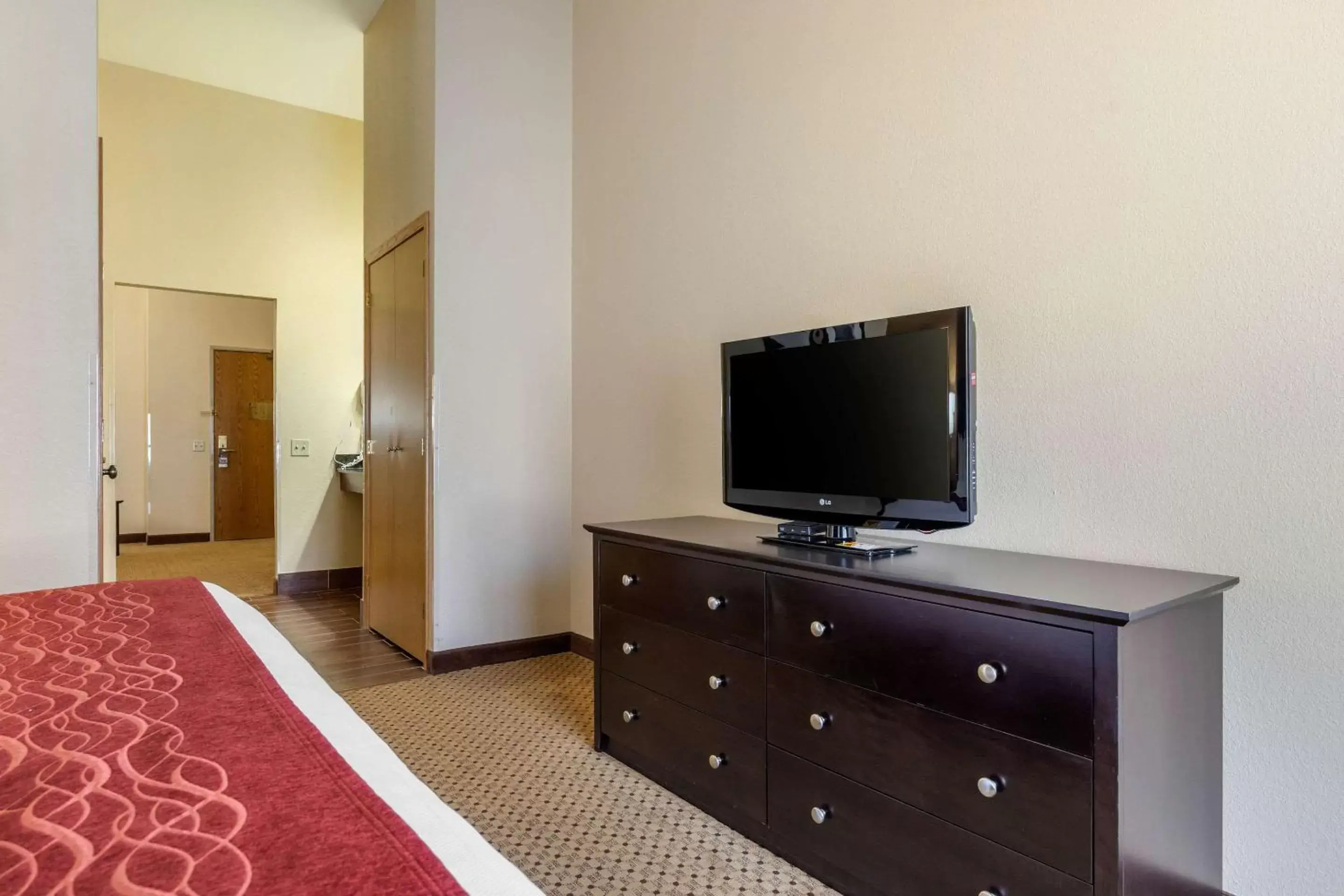 Bedroom, TV/Entertainment Center in Comfort Inn & Suites Kenosha