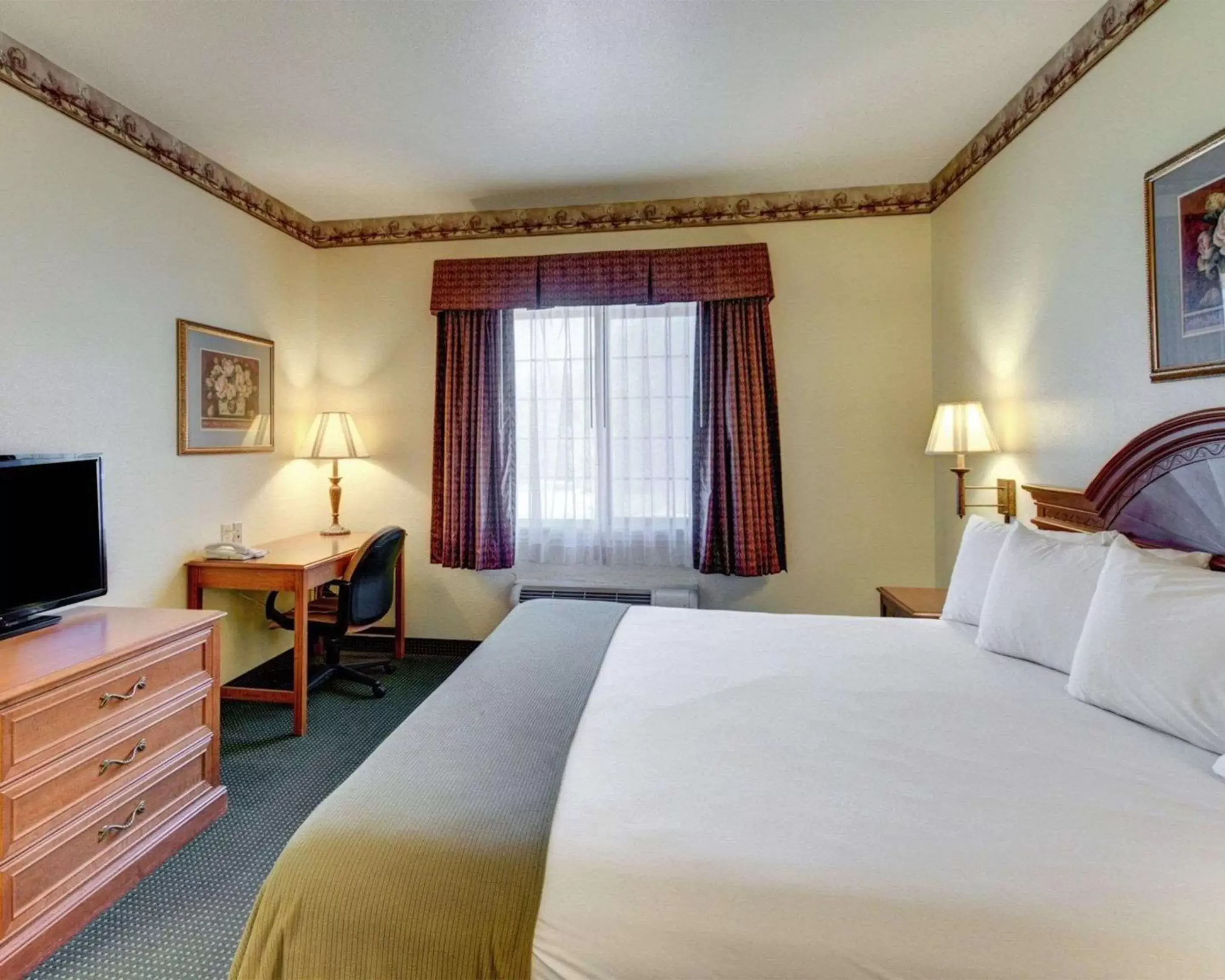 Photo of the whole room, Bed in Quality Inn & Suites - Glen Rose