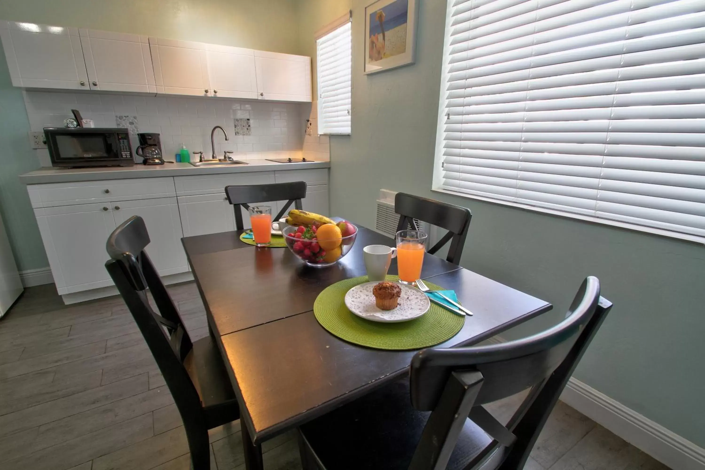 Kitchen or kitchenette, Dining Area in Hollywood Beachside Boutique Suite