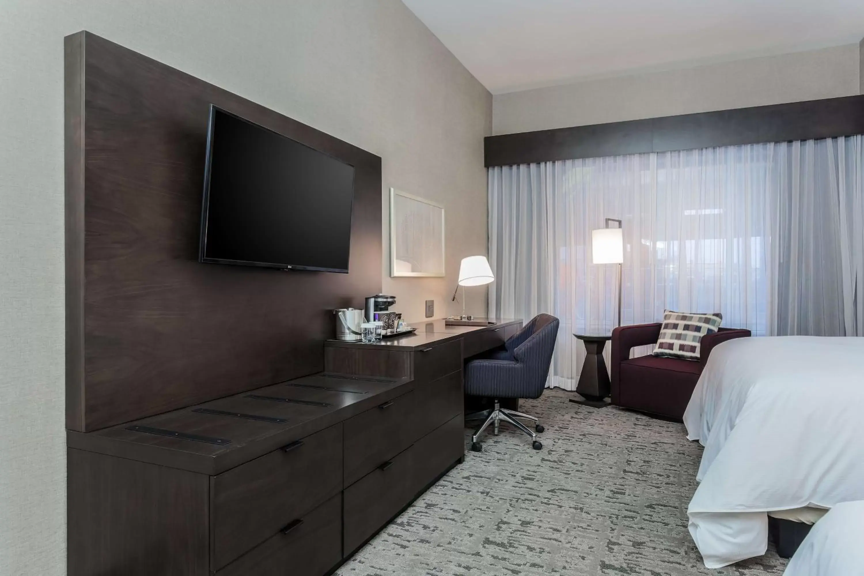 Bedroom, TV/Entertainment Center in DoubleTree by Hilton Evansville