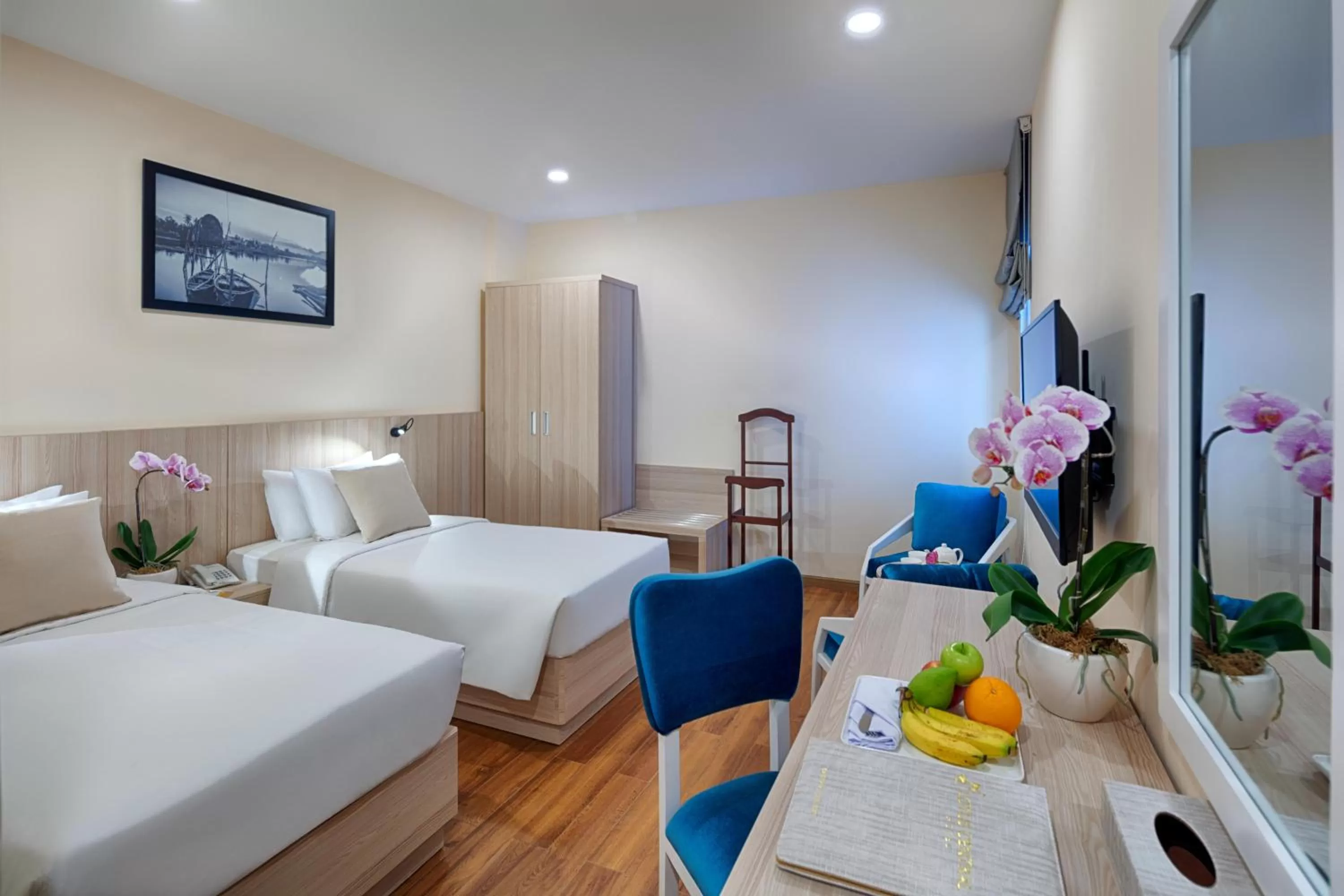 Toilet, Bed in Happy Life Grand Hotel & Rooftop Skybar