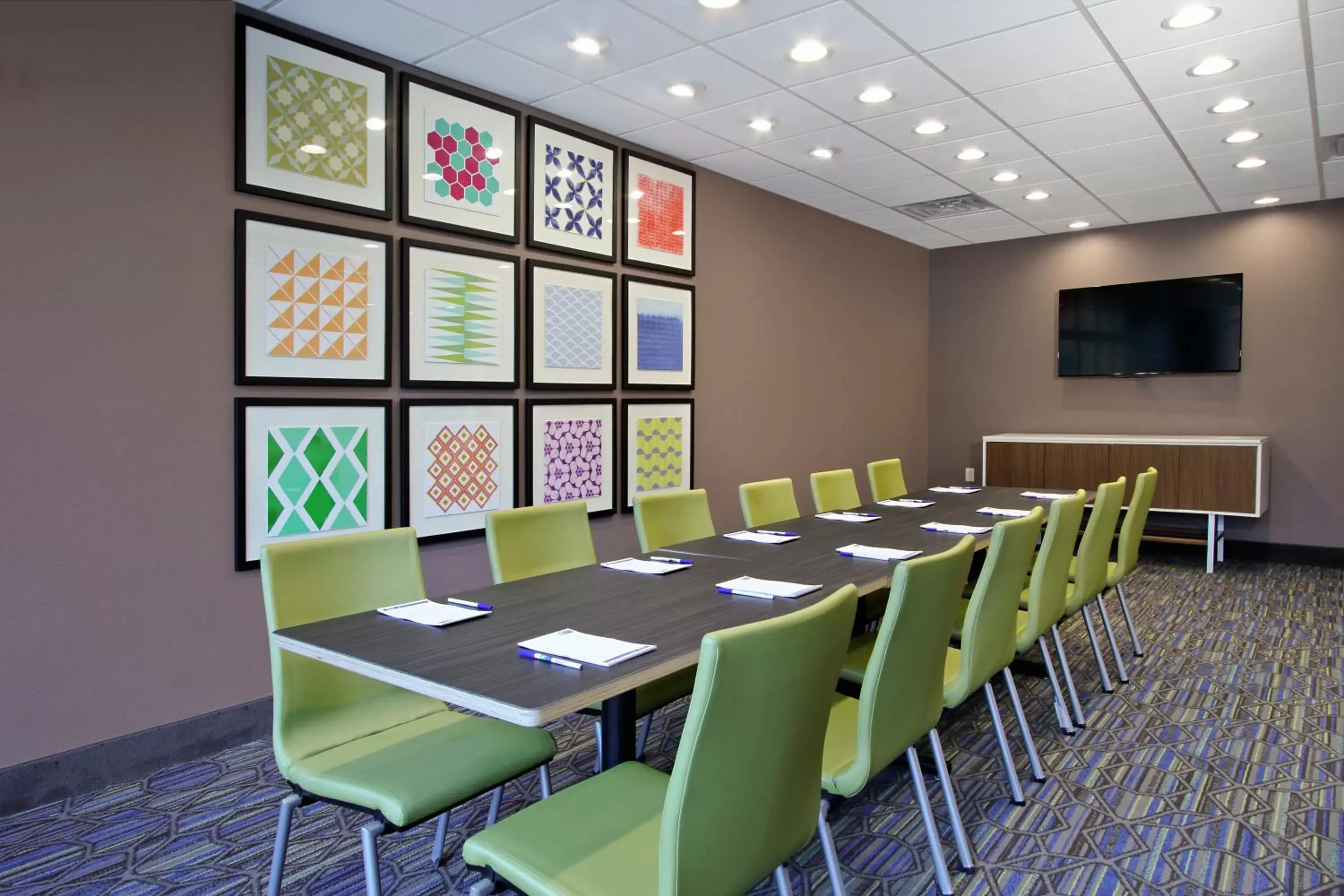Meeting/conference room in Holiday Inn Express & Suites - Columbus North, an IHG Hotel