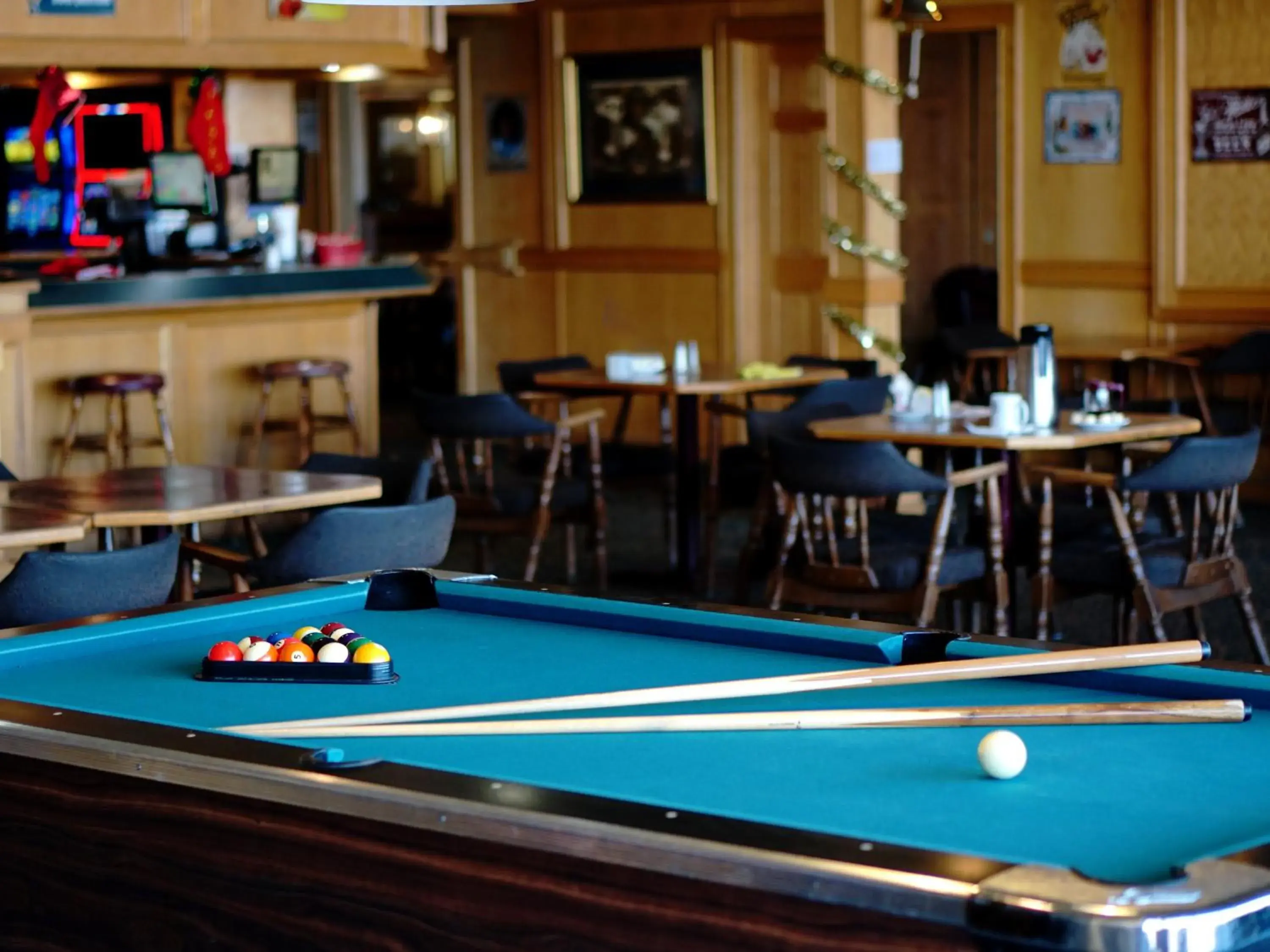 Lounge or bar, Billiards in The Ritz Cafe and Motor Inn