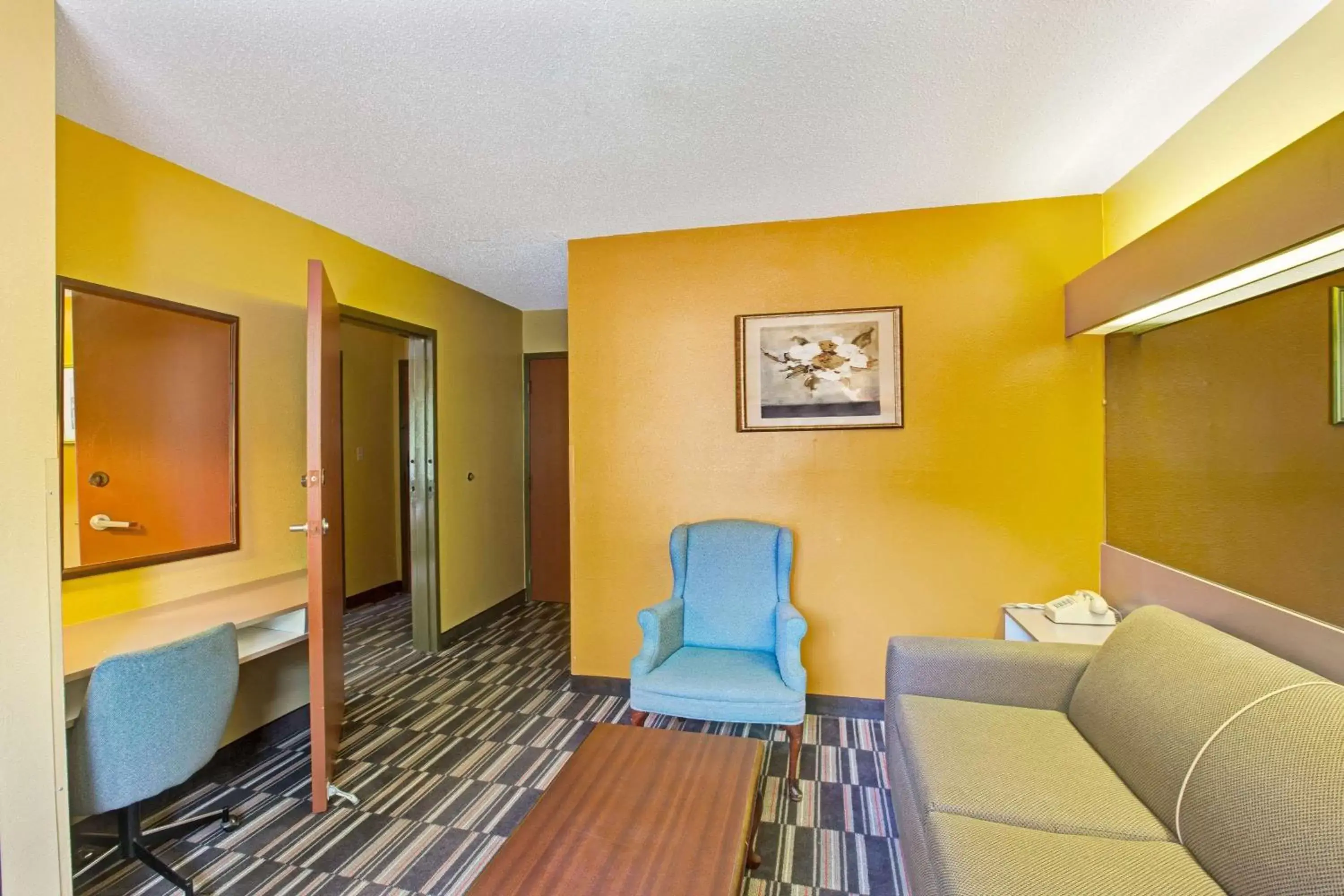 Photo of the whole room, Seating Area in Microtel Inn & Suites by Wyndham Gatlinburg